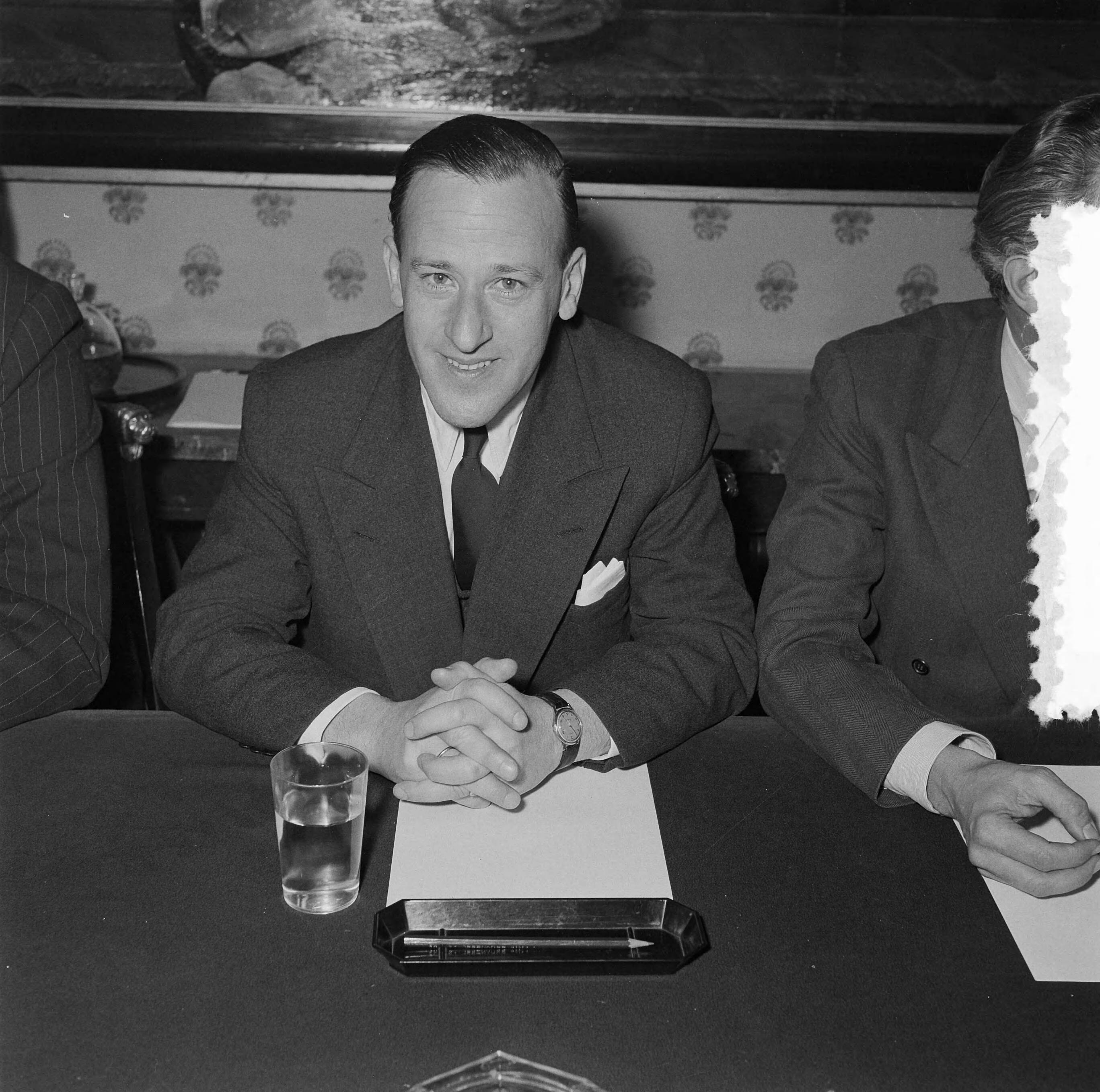 Fotocollectie Anefo — Besprekingen tussen de Belgische minister Paul H. Spaak en minister Luns te Den Haag — Foto: Behrens, Herbert F. / Anefo. Licentie: Set B: Rechtenvrij / Publiek Domein. Bron: Nationaal Archief. http://hdl.handle.net/10648/a95714a6-d0b4-102d-bcf8-003048976d84