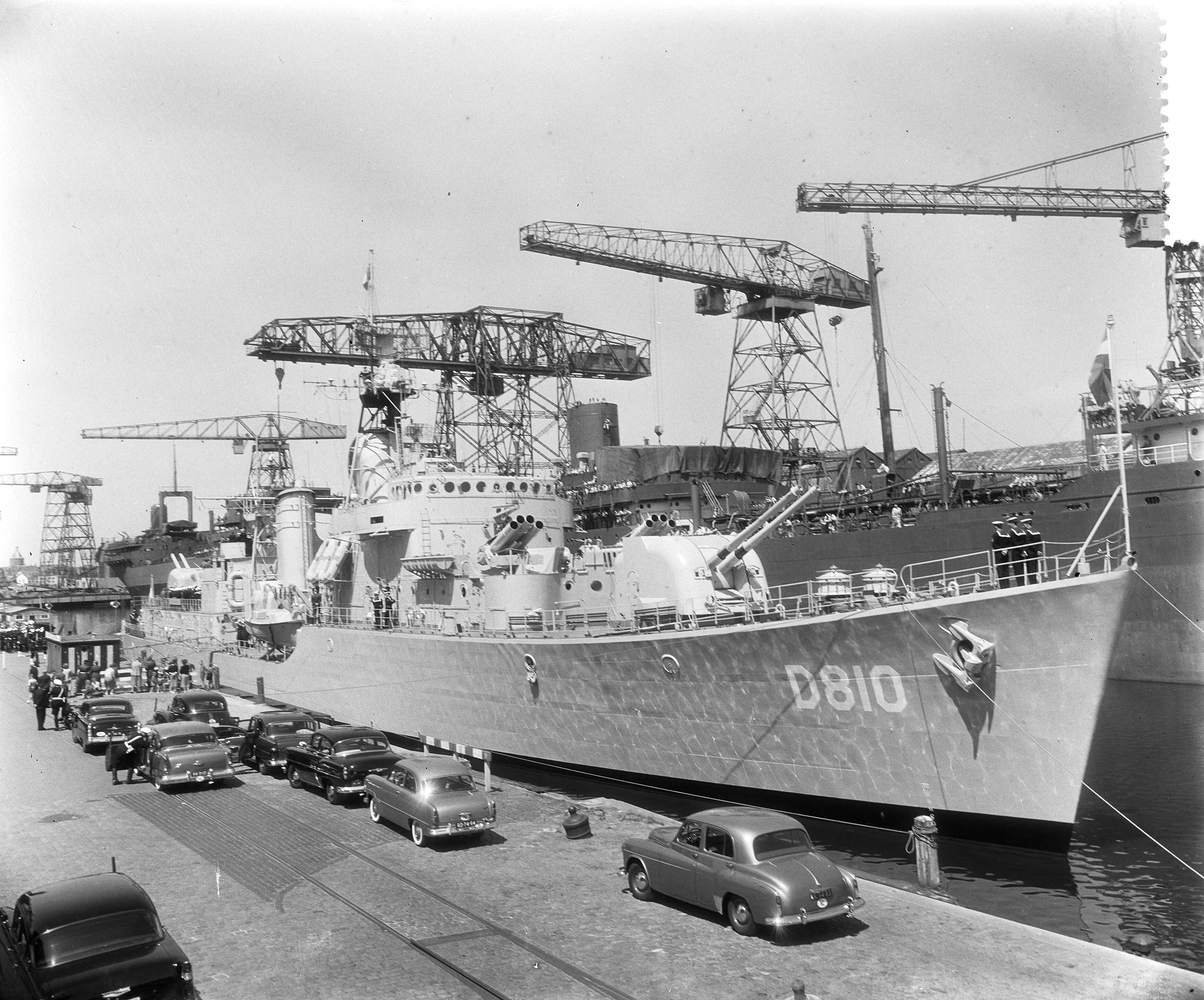 Fotocollectie Anefo — Overdracht onderzeebootjager Hr. Ms. "Noord Brabant" te Vlissingen — Foto: Rossem, Wim van / Anefo. Licentie: Set B: Rechtenvrij / Publiek Domein. Bron: Nationaal Archief. http://hdl.handle.net/10648/ad76a0c4-d0b4-102d-bcf8-003048976d84