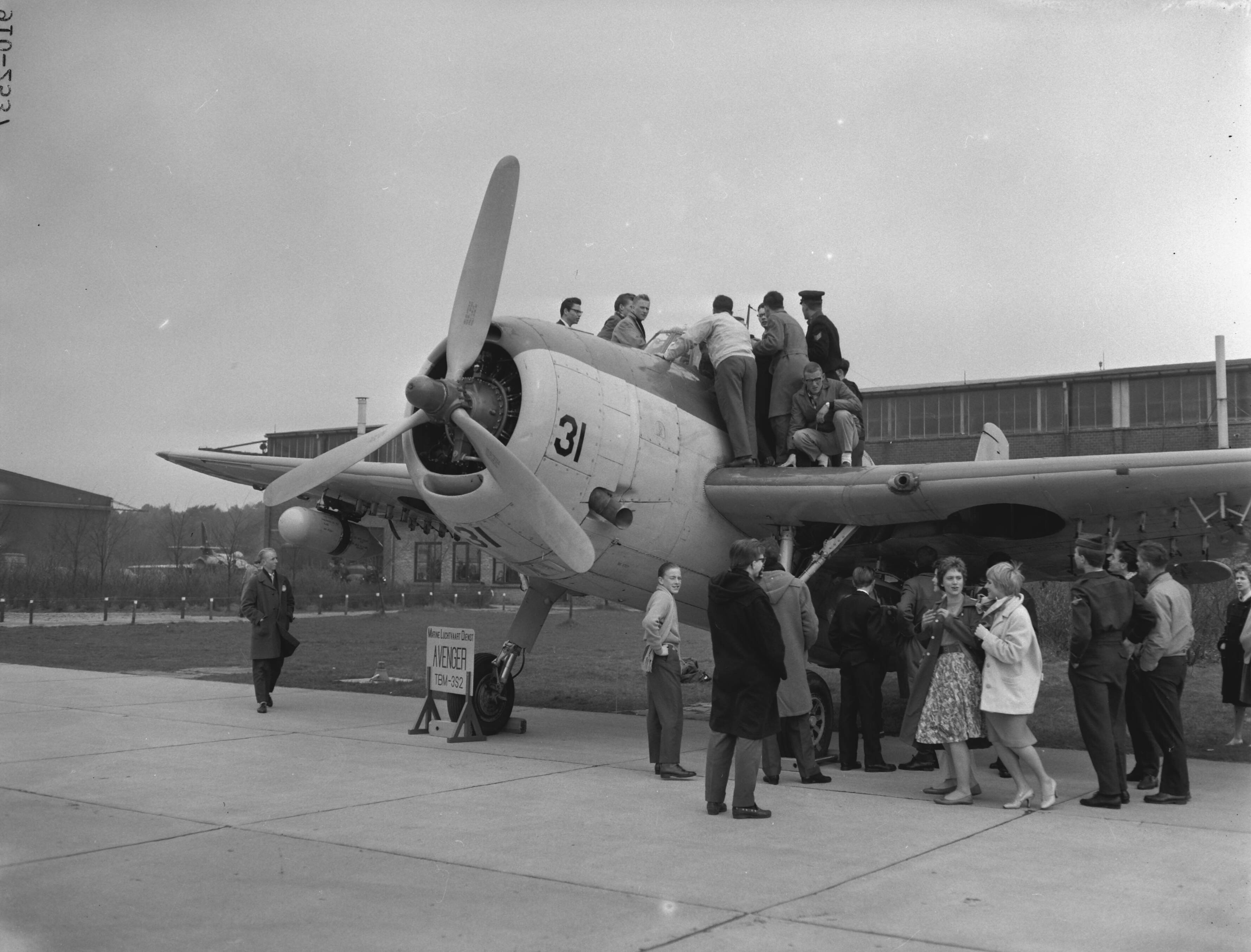 Fotocollectie Anefo — Nationale Luchtvaartdag op Soesterberg. Jong publiek rond en op een Grunman TBM-3 Avenger van de Marine Luchtvaartdienst — Foto: Rossem, Wim van / Anefo. Licentie: Set B: Rechtenvrij / Publiek Domein. Bron: Nationaal Archief. http://hdl.handle.net/10648/a990b49a-d0b4-102d-bcf8-003048976d84