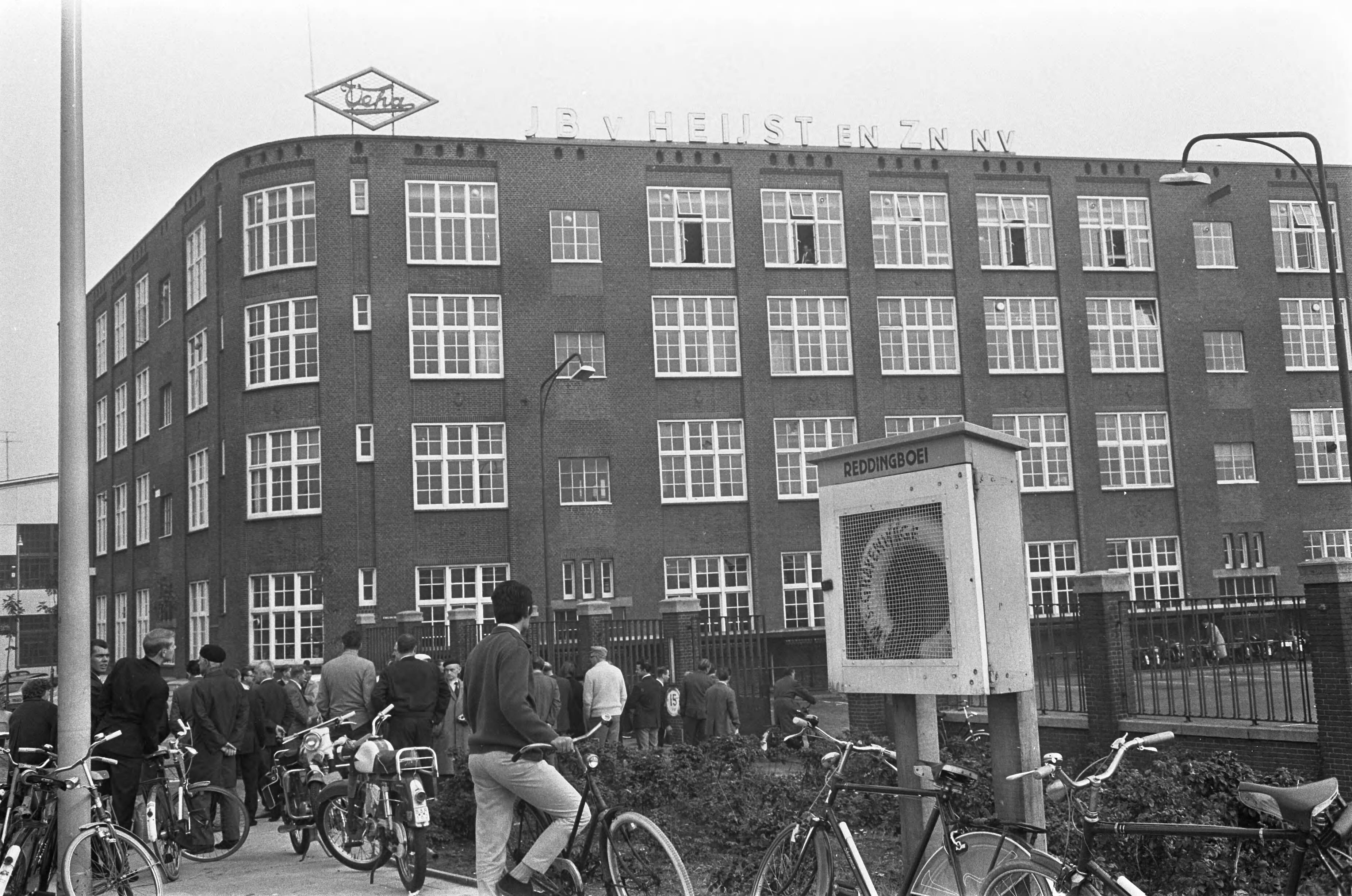 Fotocollectie Anefo — Van Heijst te Den Haag . Exterieur fabriek van Heijst — Foto: Koch, Eric / Anefo. Licentie: Set B: Rechtenvrij / Publiek Domein. Bron: Nationaal Archief. http://hdl.handle.net/10648/ab27b4f2-d0b4-102d-bcf8-003048976d84
