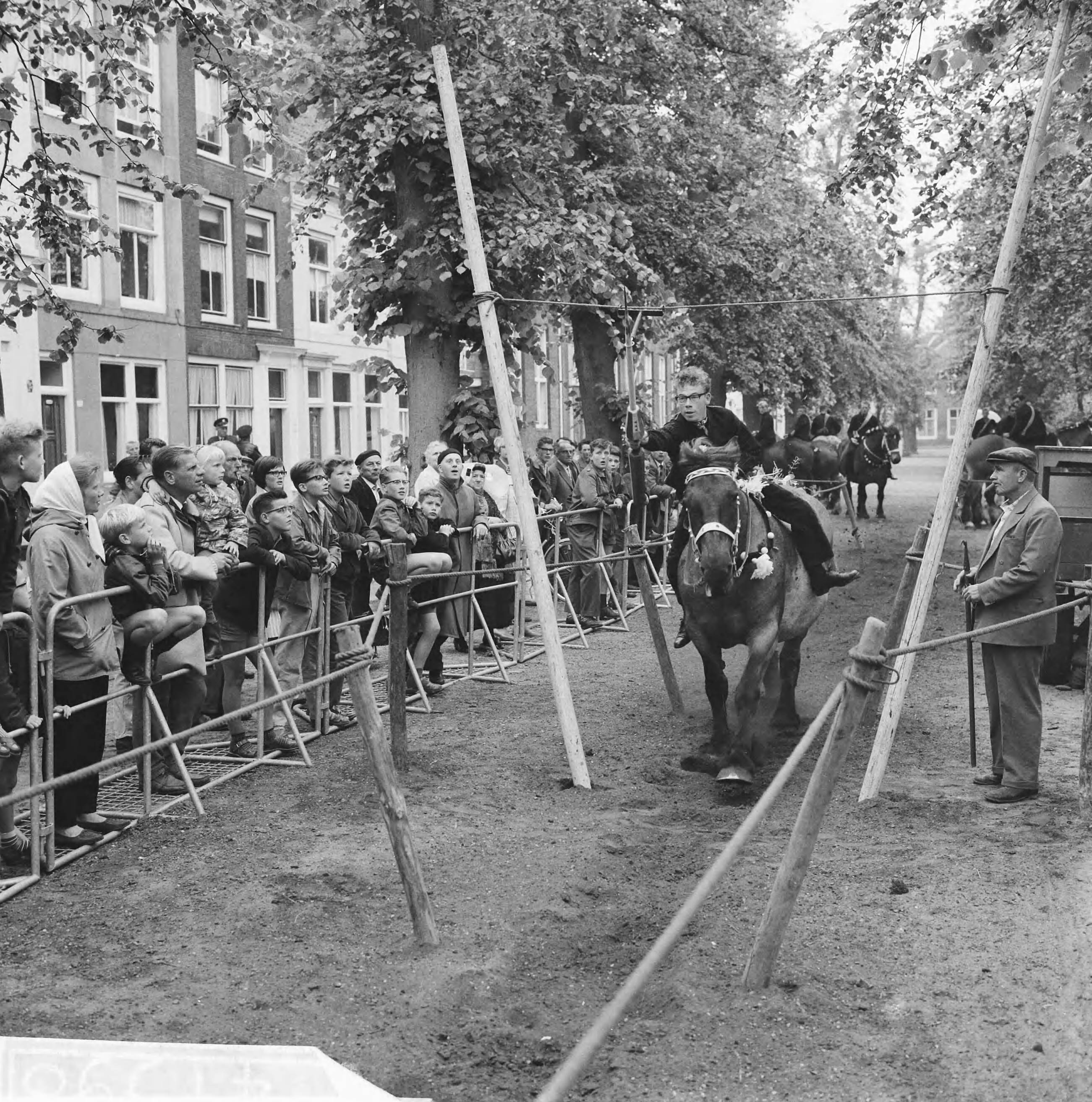 Fotocollectie Anefo — Ringrijden in Middelburg — Foto: Koch, Eric / Anefo. Licentie: Set B: Rechtenvrij / Publiek Domein. Bron: Nationaal Archief. http://hdl.handle.net/10648/aa10ea8e-d0b4-102d-bcf8-003048976d84