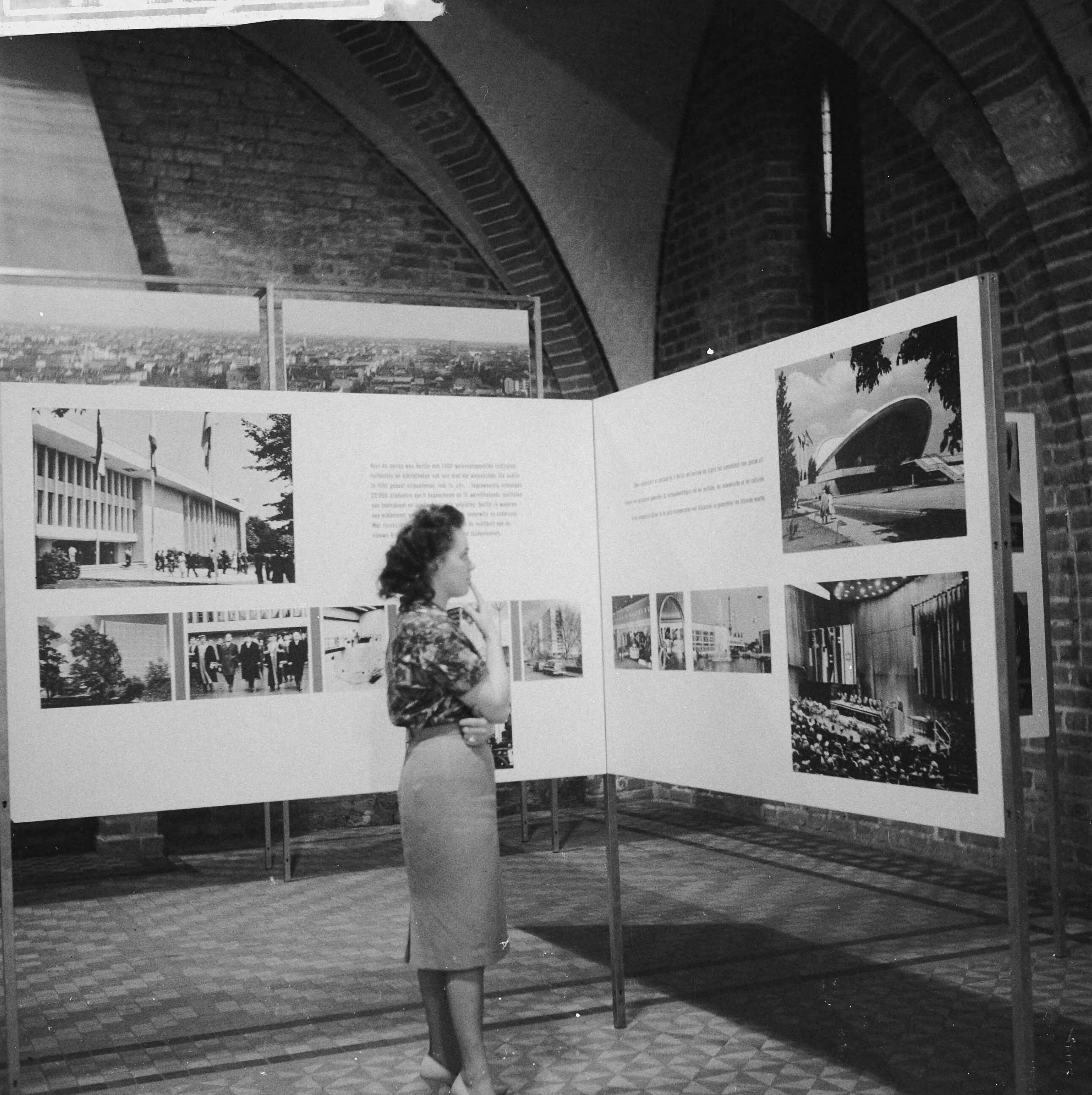 Inrichten van de tentoonstelling "Berlijn bolwerk der vrijheid" te Den Haag — Foto: Rossem, Wim van / Anefo. — Licentie: Set B: Rechtenvrij / Publiek Domein. Bron: Nationaal Archief. http://hdl.handle.net/10648/a9caf1b4-d0b4-102d-bcf8-003048976d84