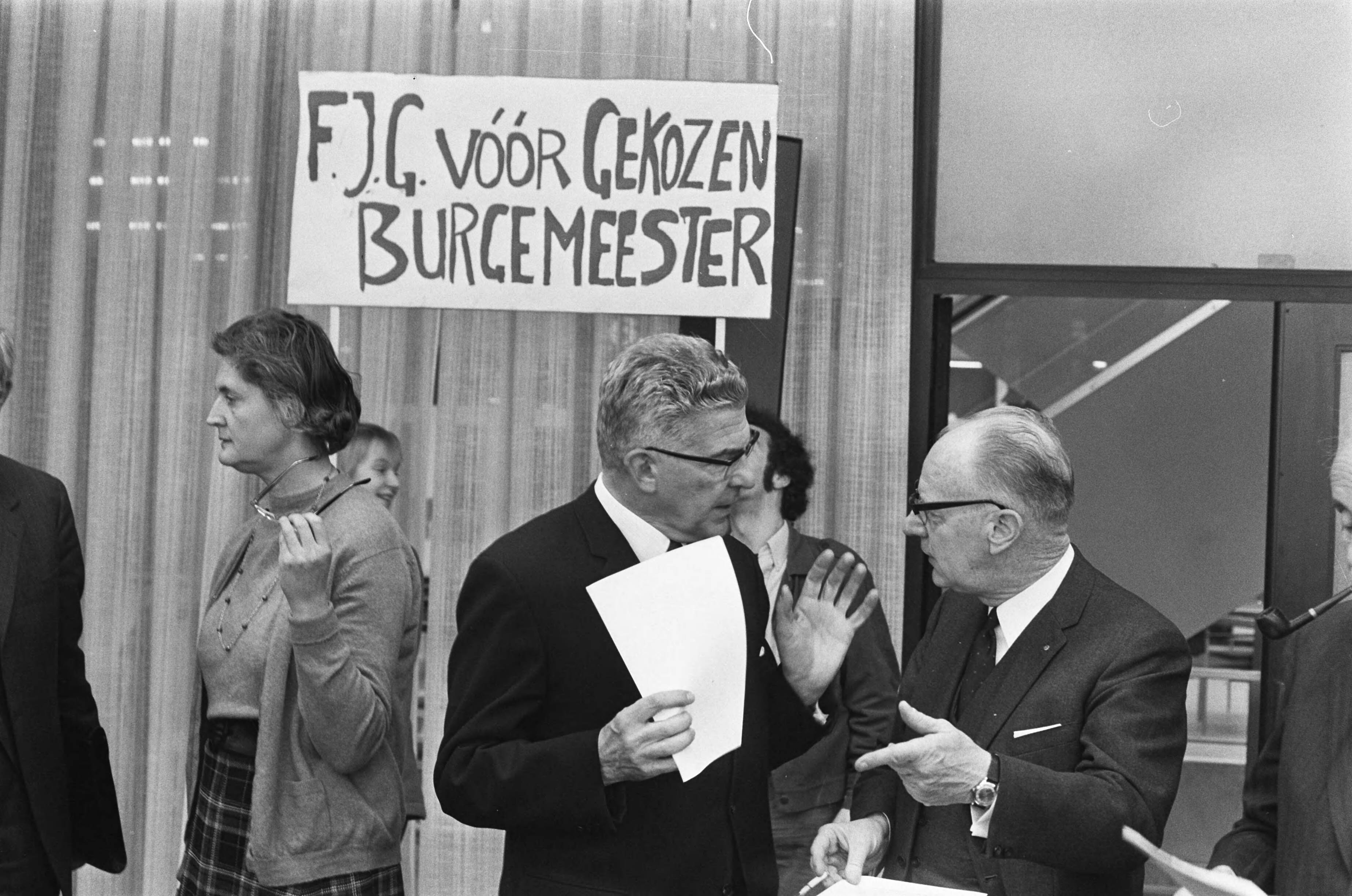 Fotocollectie Anefo — Burgemeester en Commissaris van de Koningin hielden vergadering over de "gekozen burgemeester en commissaris der koningin" te Utrecht: J. Klaasesz, W. Thomassen (Rotterdam) en A. Vondeling — Foto: Verhoeff, Bert / Anefo. Licentie: Set B: Rechtenvrij / Publiek Domein. Bron: Nationaal Archief. http://hdl.handle.net/10648/ab886a40-d0b4-102d-bcf8-003048976d84