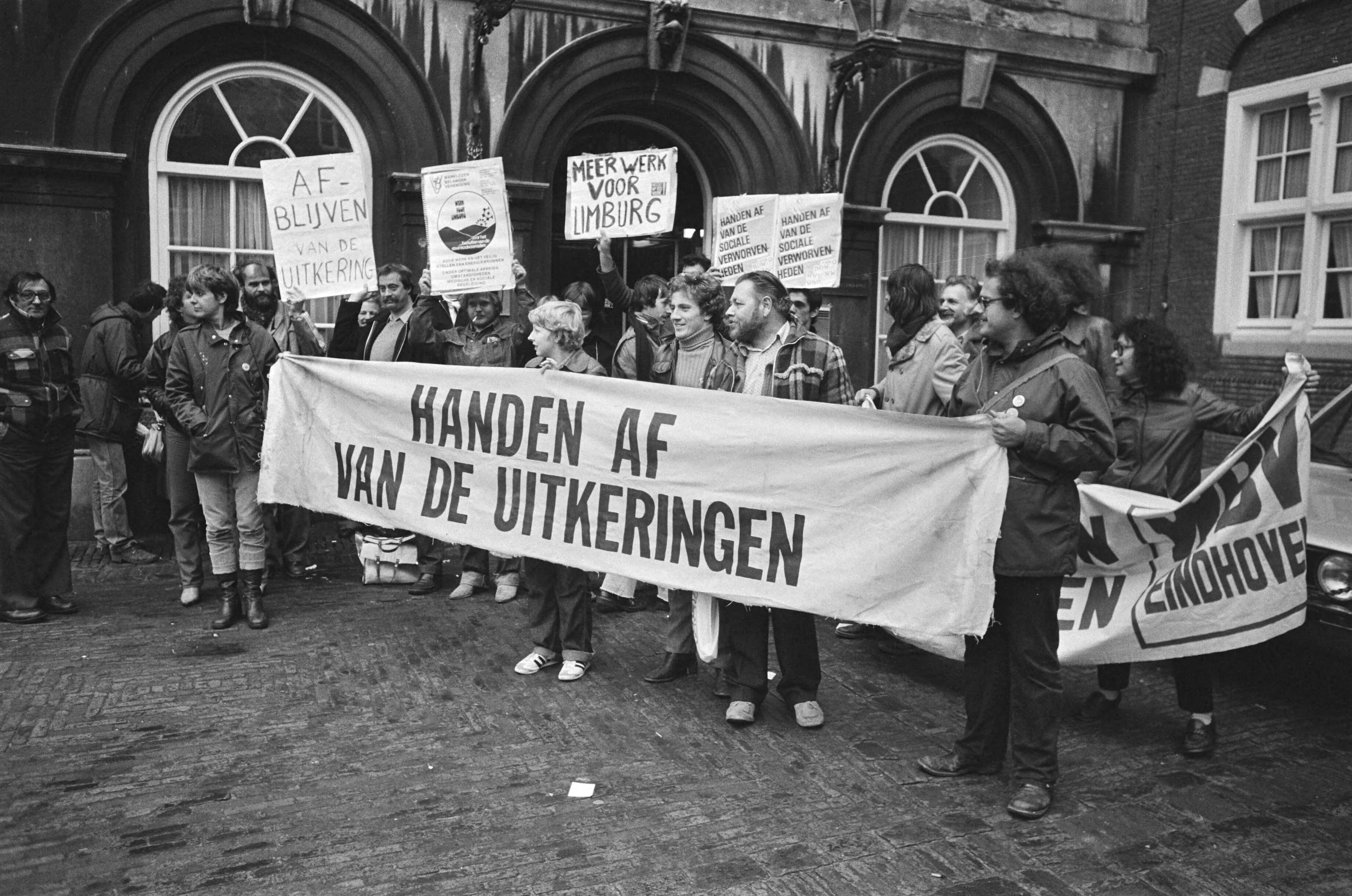 Fotocollectie Anefo — Dem. op Binnenhof Den Haag tegen plannen regering om te bezuinigen op sociale uitkeringen, demonstranten op het Binnenhof — Foto: Bogaerts, Rob / Anefo. Licentie: Set B: Rechtenvrij / Publiek Domein. Bron: Nationaal Archief. http://hdl.handle.net/10648/aced687c-d0b4-102d-bcf8-003048976d84