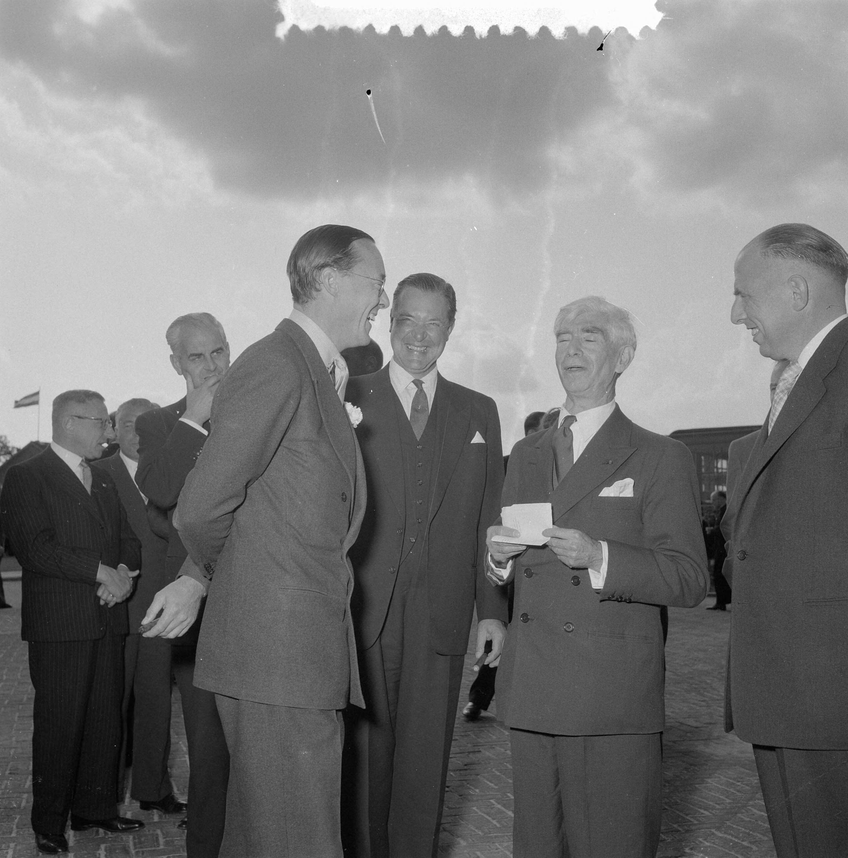 Prins Bernhard bezoekt West-Brabant — Prins Bernhard bezoekt industriegebied Etten-Leur. Bezoek aan Tomadofabriek — Foto: Noske, J.D. / Anefo. Licentie: Set B: Rechtenvrij / Publiek Domein. Bron: Nationaal Archief. http://hdl.handle.net/10648/a93c16a6-d0b4-102d-bcf8-003048976d84