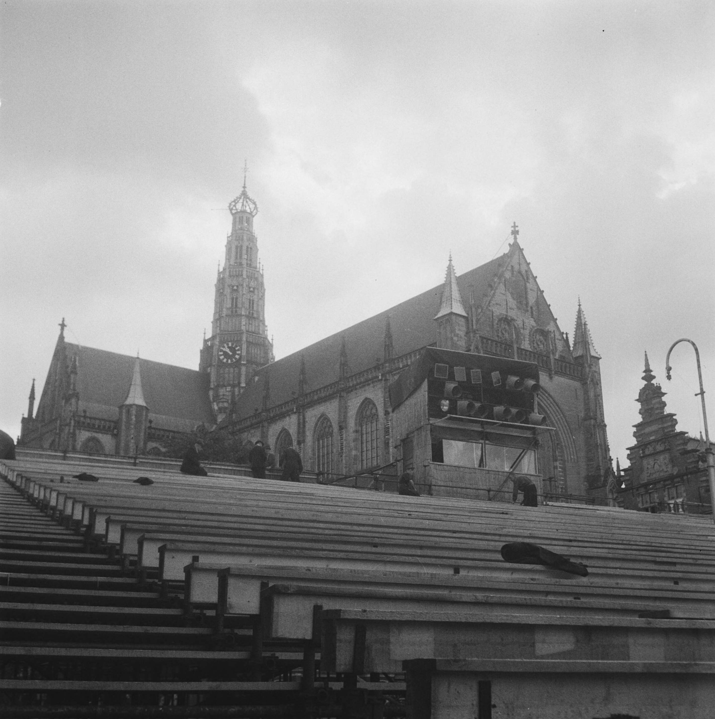 Fotocollectie Anefo — "Haarlem maakt zich gereed" [tribune wordt opgebouwd] — Foto: Wisman, Bram / Anefo. Licentie: Set B: Rechtenvrij / Publiek Domein. Bron: Nationaal Archief. http://hdl.handle.net/10648/a8a10846-d0b4-102d-bcf8-003048976d84