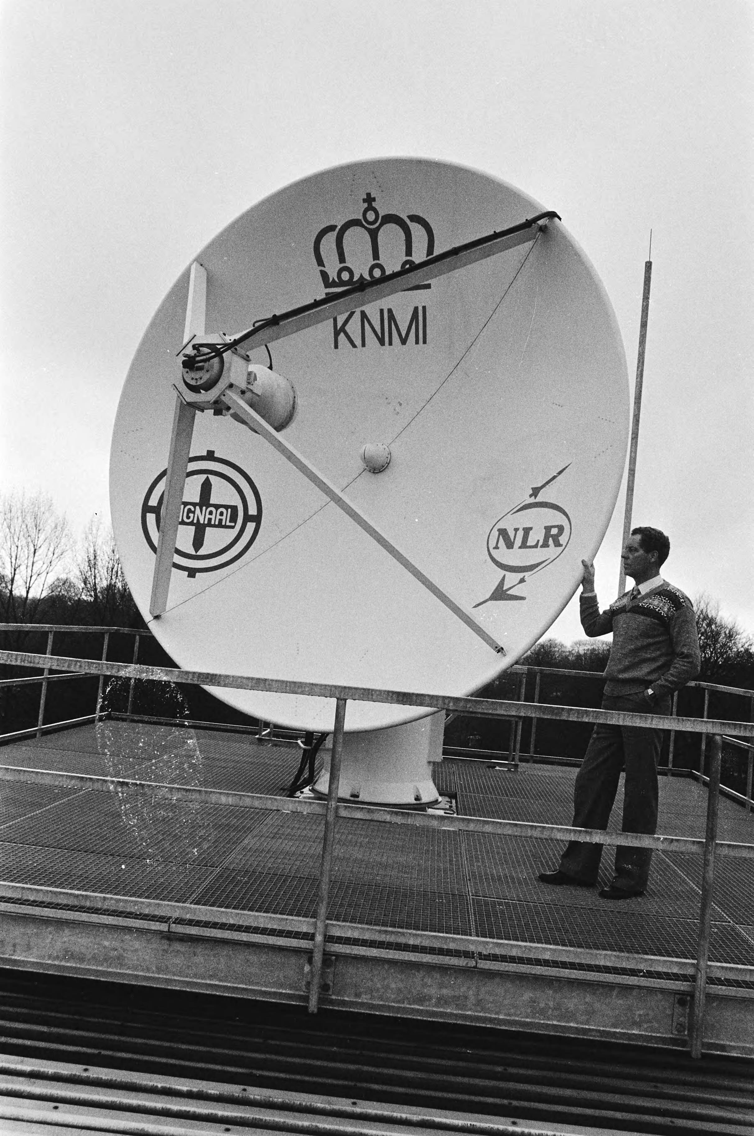 Sateliet-ontvangstation bij het KNMI in De Bilt in gebruik gesteld — Schotelantenne van het nieuwe station — Foto: Bogaerts, Rob / Anefo. Licentie: Set B: Rechtenvrij / Publiek Domein. Bron: Nationaal Archief. http://hdl.handle.net/10648/ad236530-d0b4-102d-bcf8-003048976d84