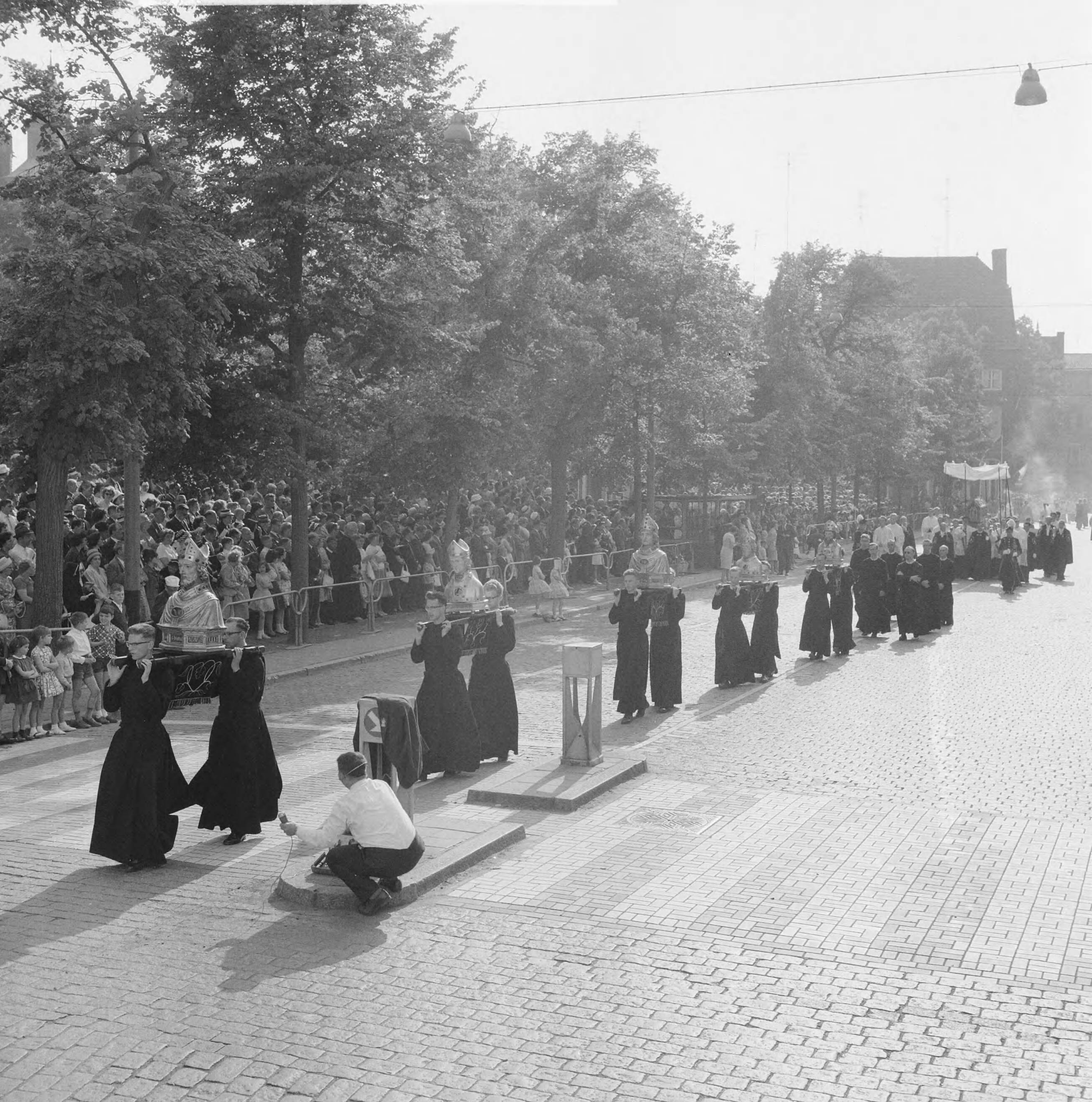 Fotocollectie Anefo — Heiligdomsvaart in Maastricht. Processie, een rij van vijf borstbeelden met relieken van bisschoppen van Maastricht — Foto: Koch, Eric / Anefo. Licentie: Set B: Rechtenvrij / Publiek Domein. Bron: Nationaal Archief. http://hdl.handle.net/10648/aa0fc4f6-d0b4-102d-bcf8-003048976d84