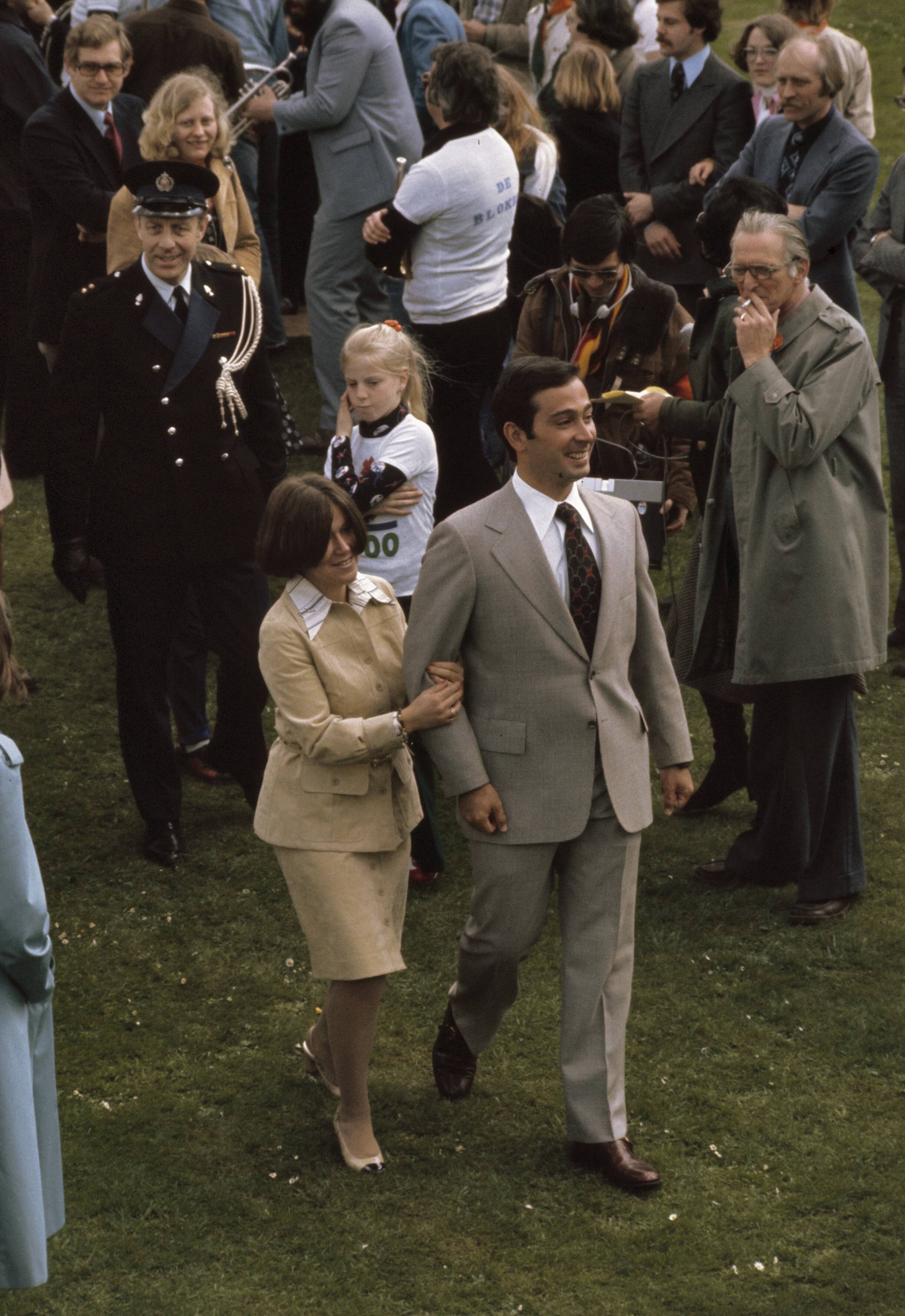 Fotocollectie Anefo — Koninginnedag, defile Soestdijk 1975; Prinses Christina en Jorge Guillermo tussen belangstellenden in tuin — Foto: Mieremet, Rob / Anefo. Licentie: Set B: Rechtenvrij / Publiek Domein. Bron: Nationaal Archief. http://hdl.handle.net/10648/ad93855e-d0b4-102d-bcf8-003048976d84