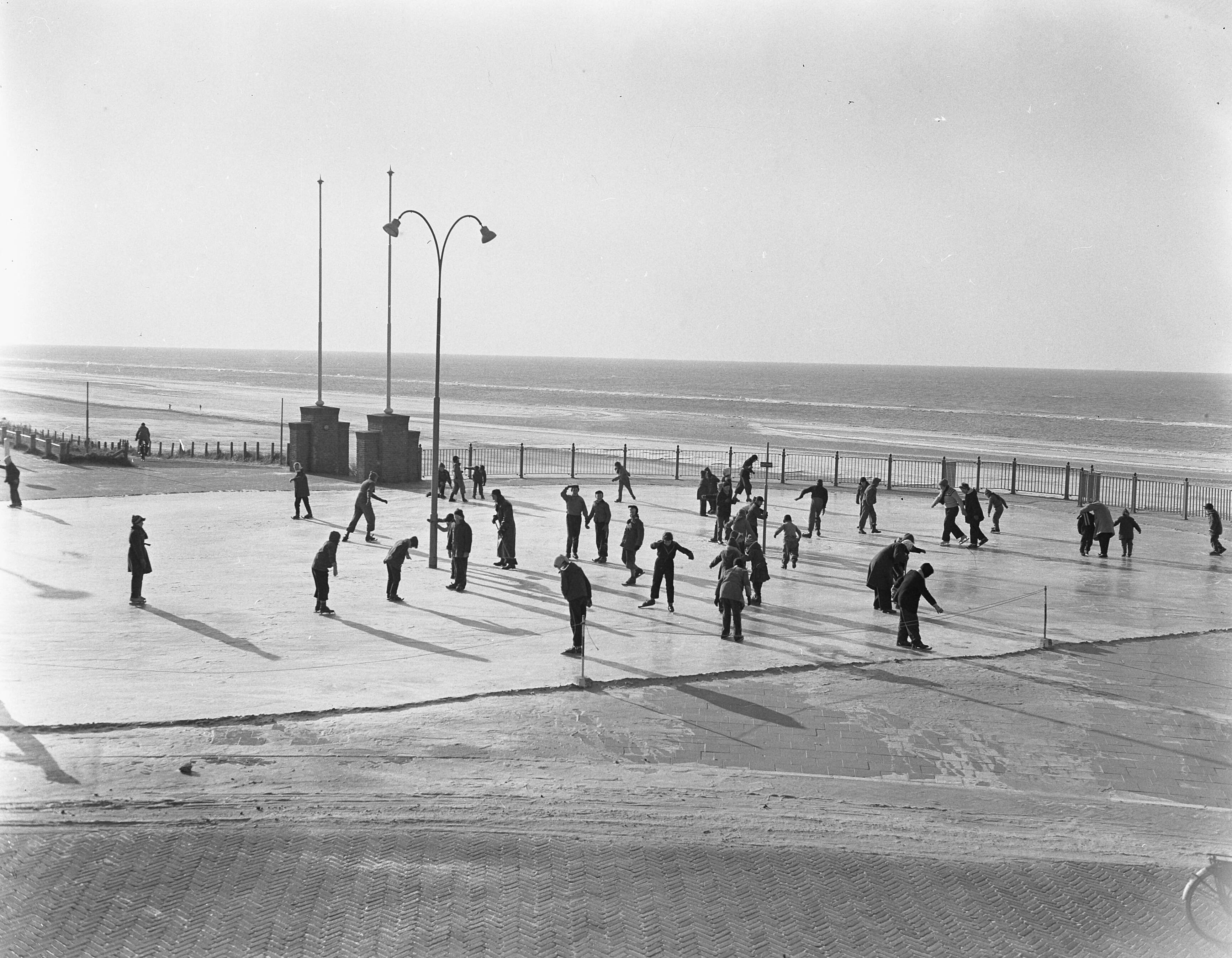 Fotocollectie Anefo — IJspret in Zandvoort. De rotonde met ijs — Foto: Pot, Harry / Anefo. Licentie: Set B: Rechtenvrij / Publiek Domein. Bron: Nationaal Archief. http://hdl.handle.net/10648/a9426fb0-d0b4-102d-bcf8-003048976d84