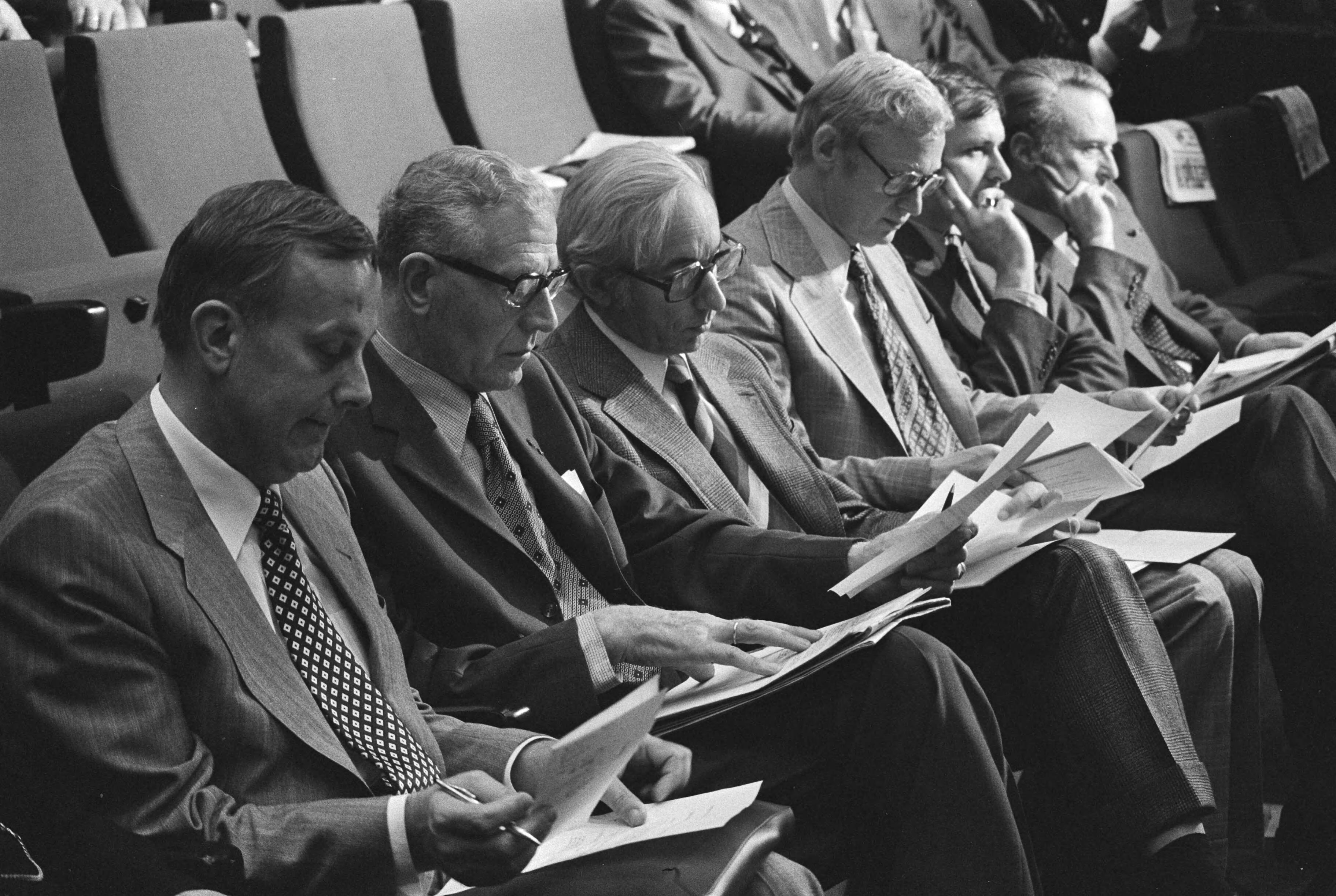 Fotocollectie Anefo — ARP-partijraad in Utrecht over CDA-lijst; op de eerste rij in de zaal, vlnr. Steenkamp, Elfferich (ARP-senator), Lanser (CNV) en Andriessen (KVP) — Foto: Verhoeff, Bert / Anefo. Licentie: Set B: Rechtenvrij / Publiek Domein. Bron: Nationaal Archief. http://hdl.handle.net/10648/ac8c6b76-d0b4-102d-bcf8-003048976d84