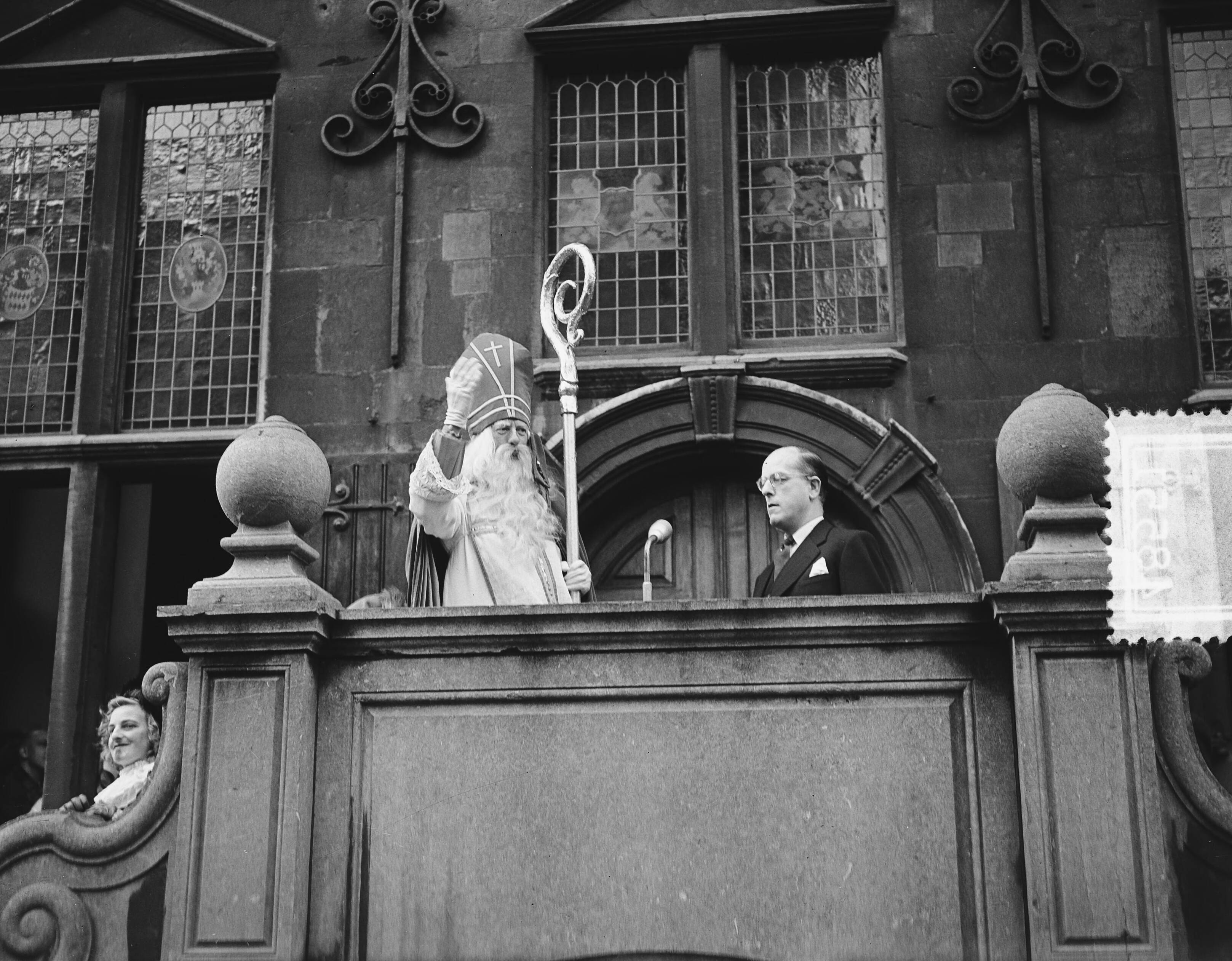 Intocht Sint-Nicolaas te Den Haag (1951) — Intocht van Sint Nicolaas te Den Haag. Op het bordes van het stadhuis aan de Groenmarkt. — Foto: Bilsen, Joop van / Anefo. Licentie: Set B: Rechtenvrij / Publiek Domein. Bron: Nationaal Archief. http://hdl.handle.net/10648/a8f22758-d0b4-102d-bcf8-003048976d84