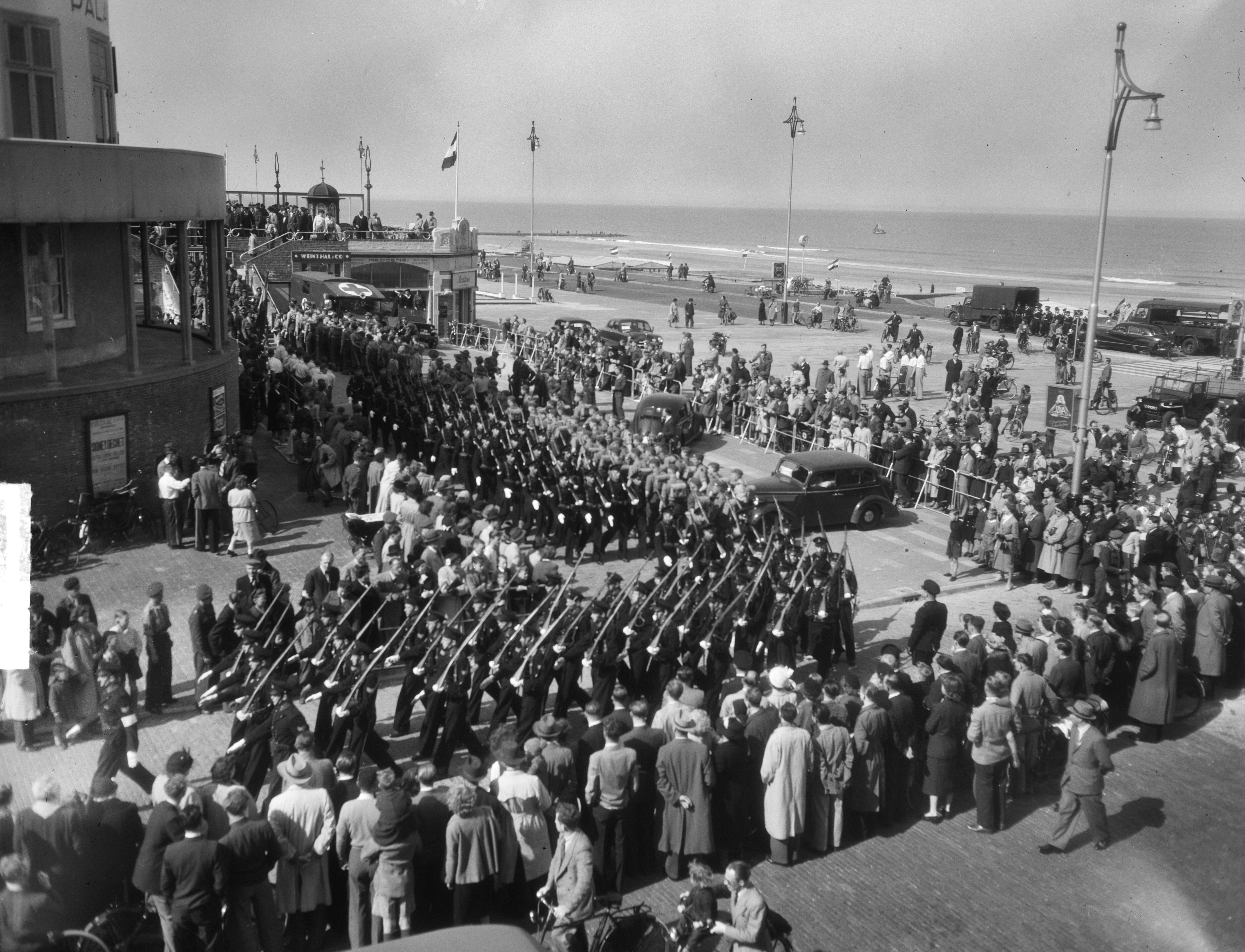Fotocollectie Anefo — NJV-mars te Scheveningen. Adelborsten — Foto: Duinen, G.W. van / Anefo. Licentie: Set B: Rechtenvrij / Publiek Domein. Bron: Nationaal Archief. http://hdl.handle.net/10648/a8e99336-d0b4-102d-bcf8-003048976d84