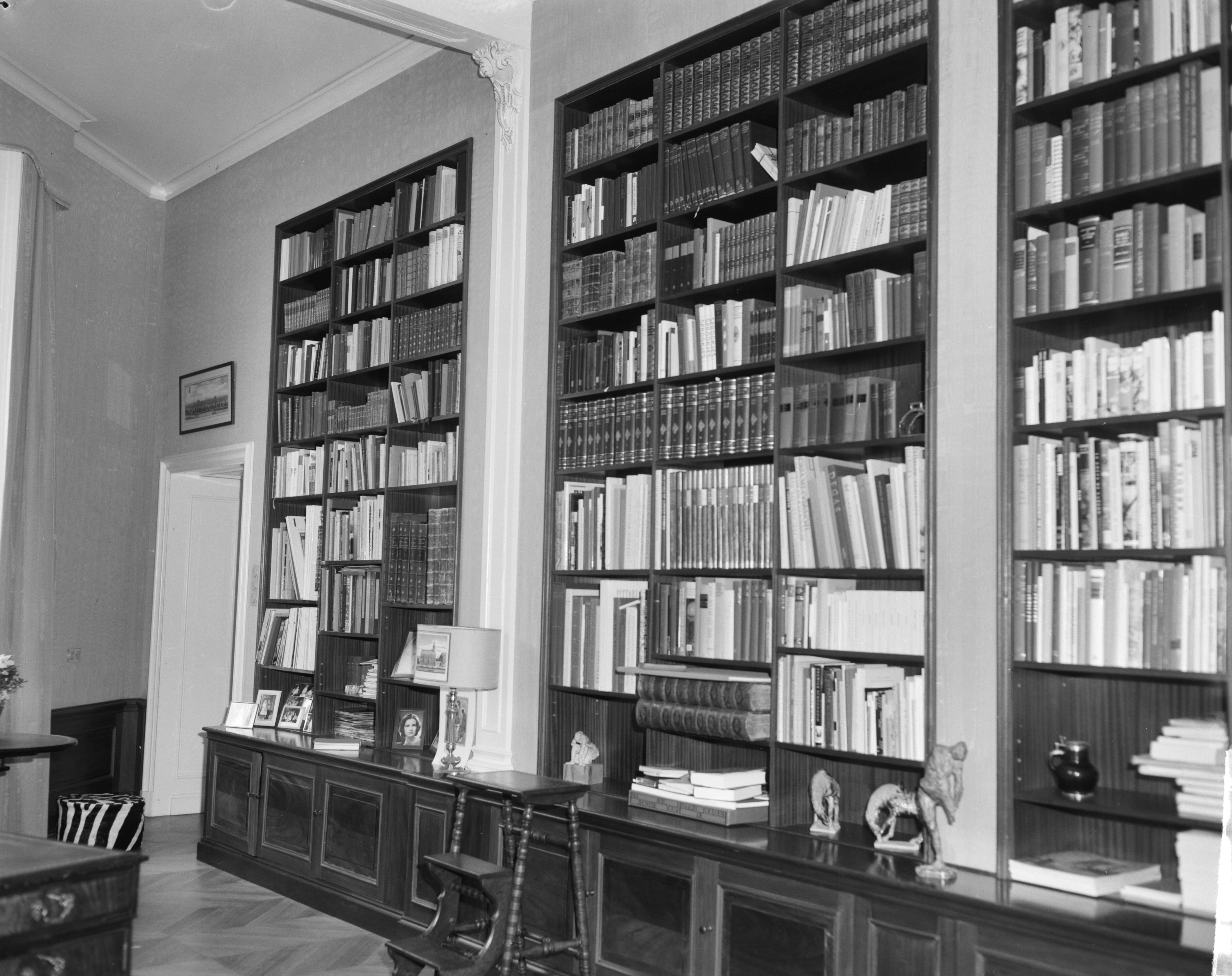 Fotocollectie Anefo — Interieur Slot Drakensteyn . De bibliotheek in de werkkamer — Foto: Bilsen, Joop van / Anefo. Licentie: Set B: Rechtenvrij / Publiek Domein. Bron: Nationaal Archief. http://hdl.handle.net/10648/aa305f4a-d0b4-102d-bcf8-003048976d84