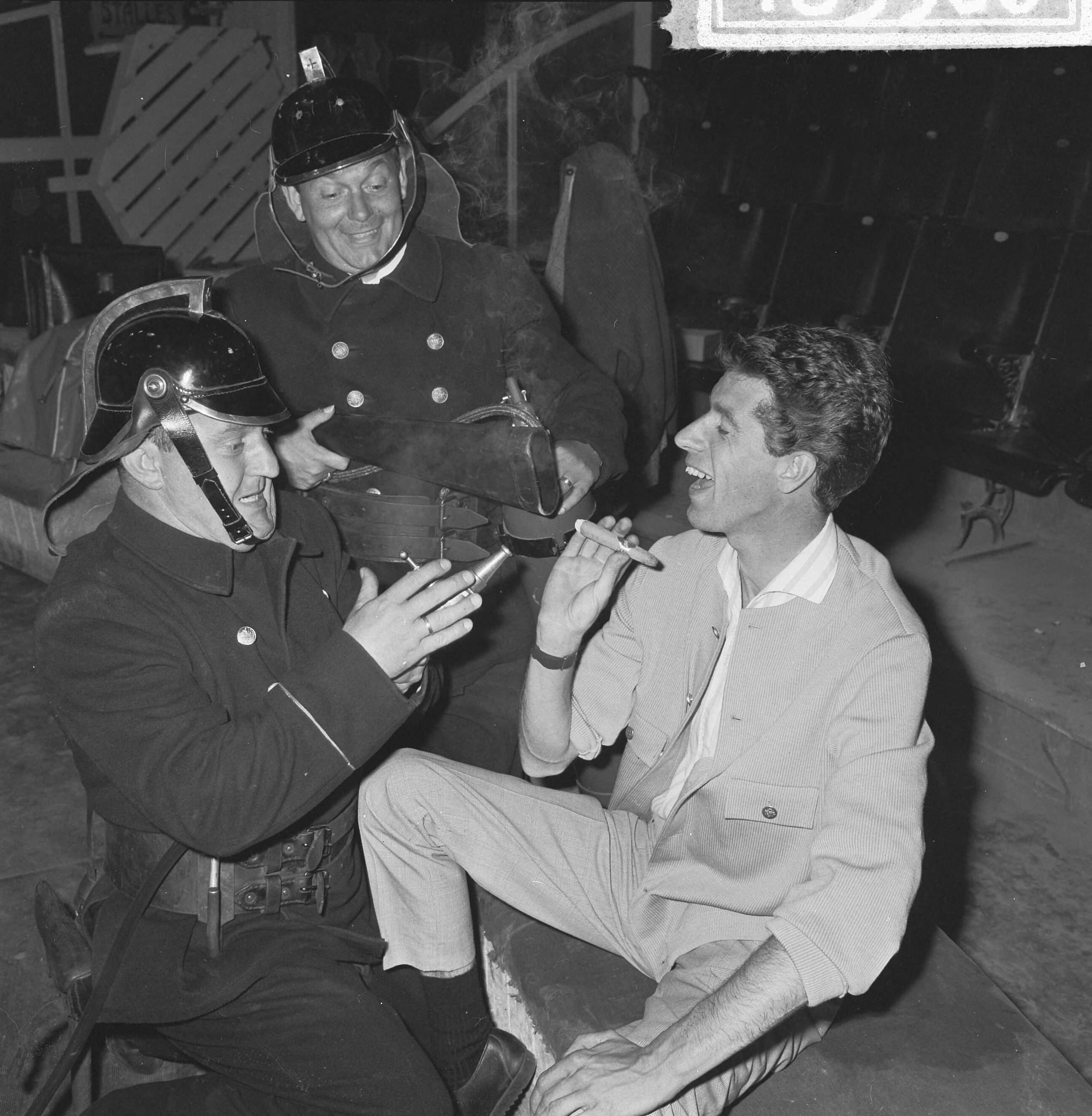 Fotocollectie Anefo — Circus Rudi Carrell, repetitie in Scheveningen; de Mounties (links Piet Bambergen, rechts Fred Plevier) als brandweerlieden en een sigaar-rokende Rudi Carrell — Foto: Pot, Harry / Anefo. Licentie: Set B: Rechtenvrij / Publiek Domein. Bron: Nationaal Archief. http://hdl.handle.net/10648/aa6ec4a6-d0b4-102d-bcf8-003048976d84