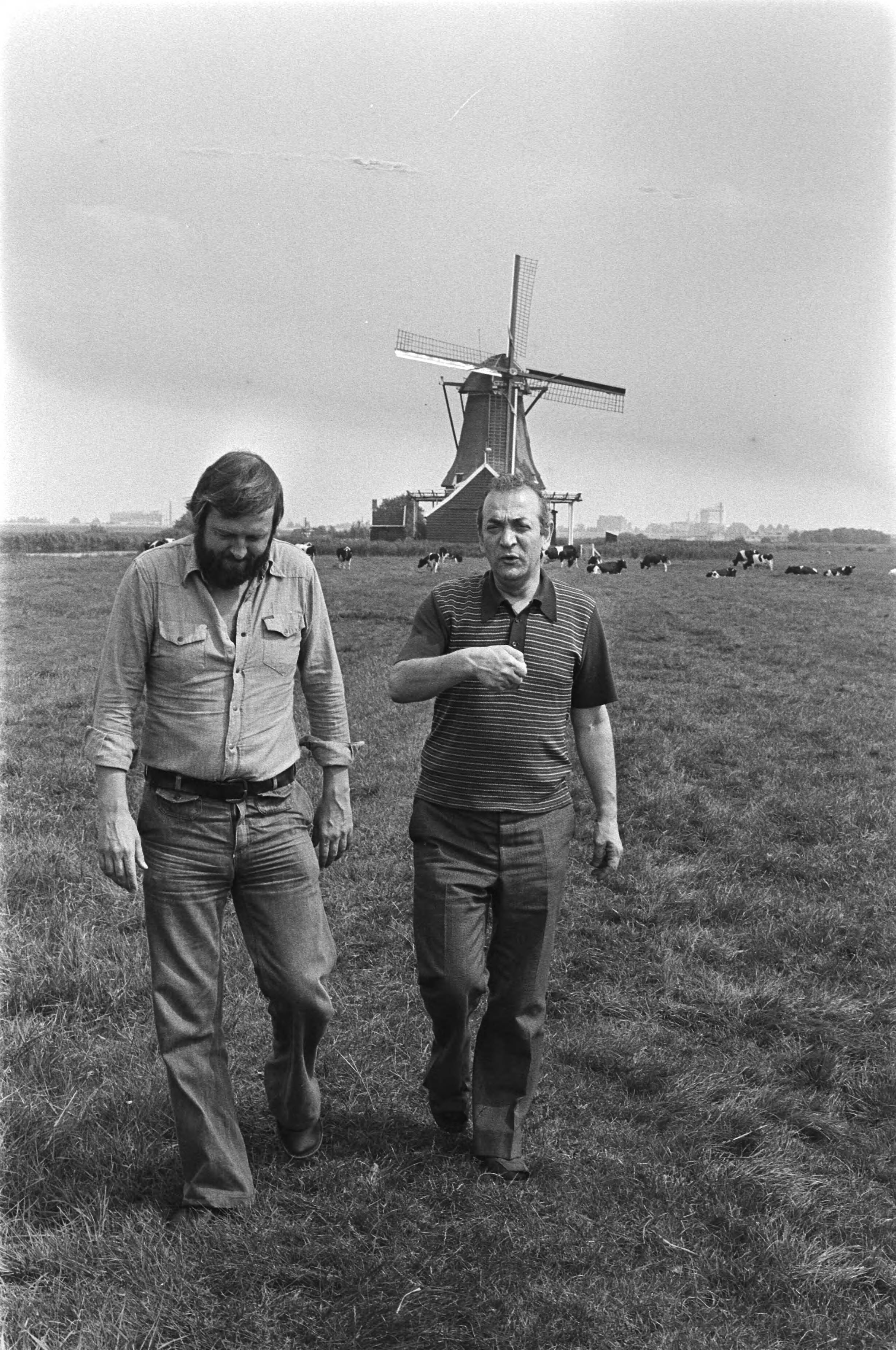 Fotocollectie Anefo — Schaker Victor Kortsjnoi (rechts) te Westzaan, aan de wandeling met de heer Mooij — Foto: Peters, Hans / Anefo. Licentie: Set B: Rechtenvrij / Publiek Domein. Bron: Nationaal Archief. http://hdl.handle.net/10648/ac89ab2a-d0b4-102d-bcf8-003048976d84