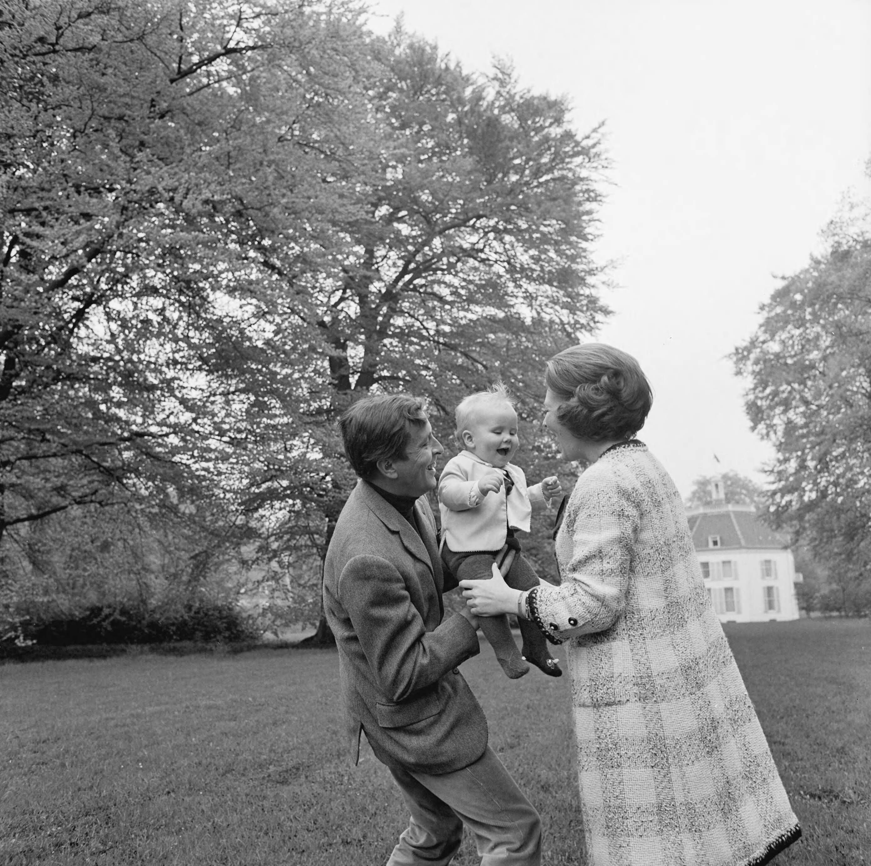 Fotocollectie RVD / Koninklijk Huis — Prinses Beatrix en prins Claus met Prins Willem-Alexander in de tuin van kasteel Drakensteyn, 1968 — Foto: Koot, Max / RVD. Licentie: Set B: Rechtenvrij / Publiek Domein. Bron: Nationaal Archief. http://hdl.handle.net/10648/afbb5dde-d0b4-102d-bcf8-003048976d84