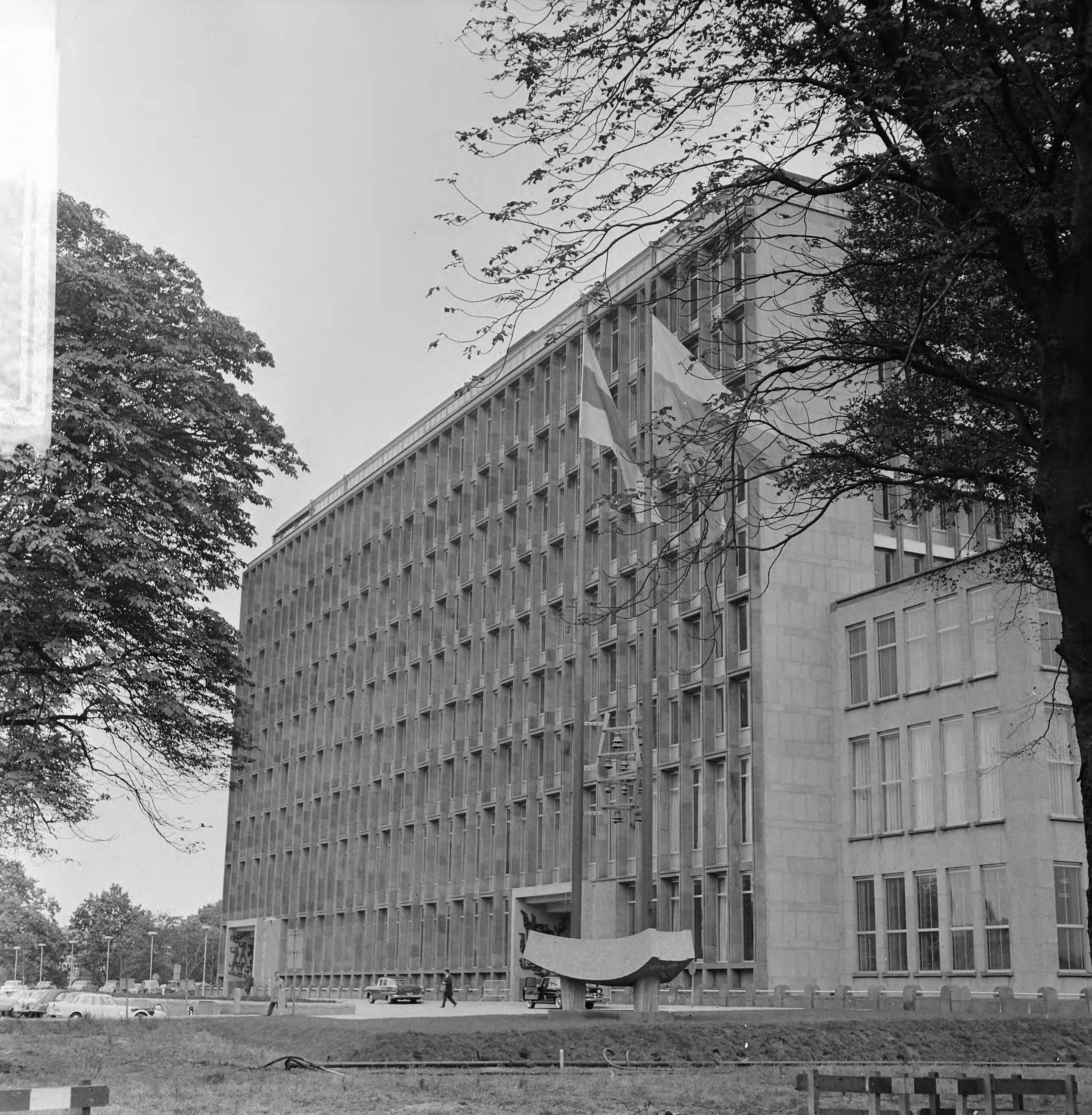 Fotocollectie Anefo — Provinciehuis te Den Haag — Foto: Kroon, Ron / Anefo. Licentie: Set B: Rechtenvrij / Publiek Domein. Bron: Nationaal Archief. http://hdl.handle.net/10648/aabf9598-d0b4-102d-bcf8-003048976d84