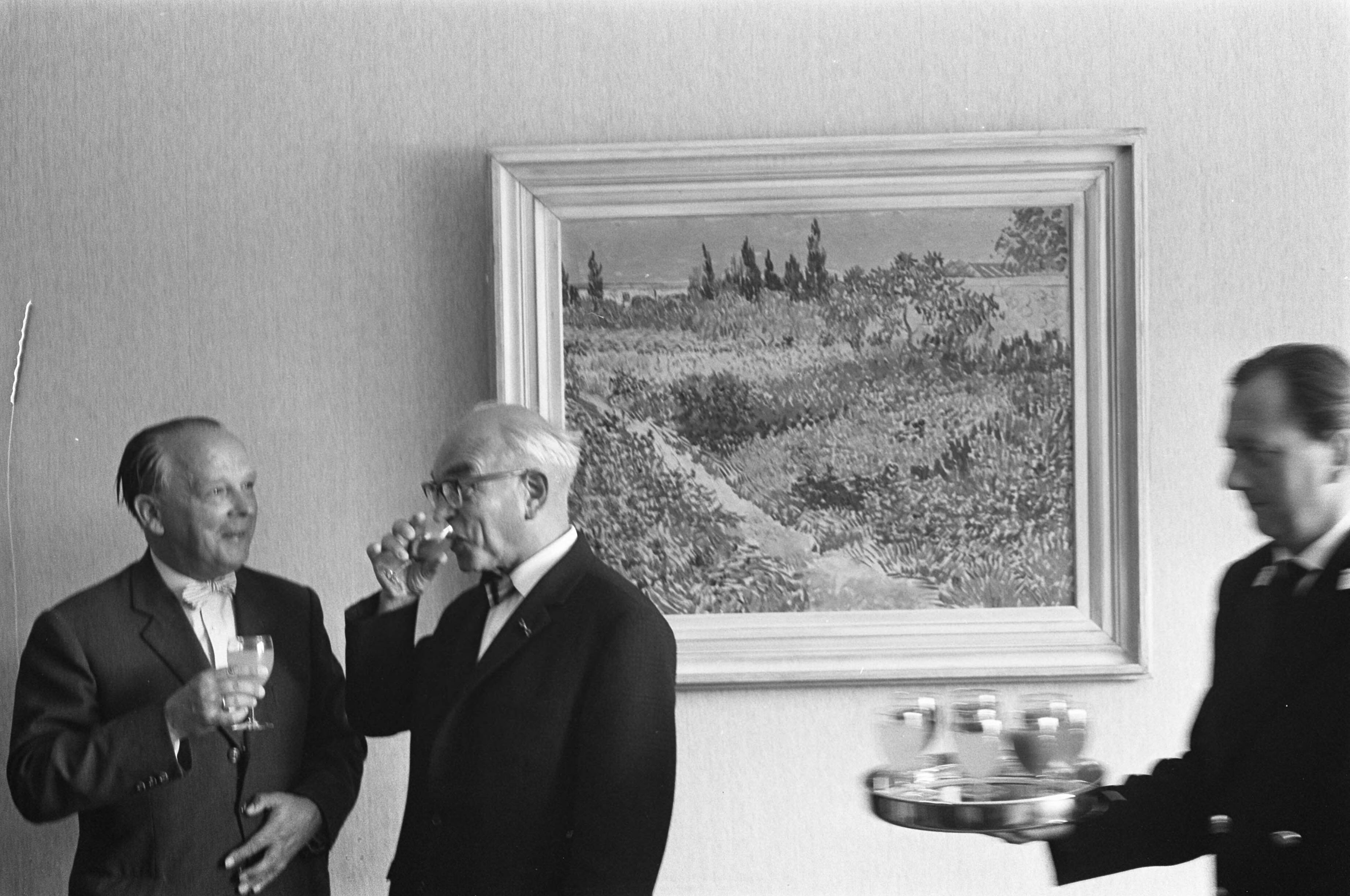Fotocollectie Anefo — Haagse wethouder van Onderwijs en Kunst, J. van Zwijndrecht neemt in het Haagse Gemeentemuseum een schilderij van Van Gogh in ontvangst. Wethouder Van Zwijndrecht (rechts) en mr. H.J. Reinink van het ministerie van O.K. en W. (links) drinken een glas voor het schilderij — Foto: Pot, Harry / Anefo. Licentie: Set B: Rechtenvrij / Publiek Domein. Bron: Nationaal Archief. http://hdl.handle.net/10648/aa13cee8-d0b4-102d-bcf8-003048976d84