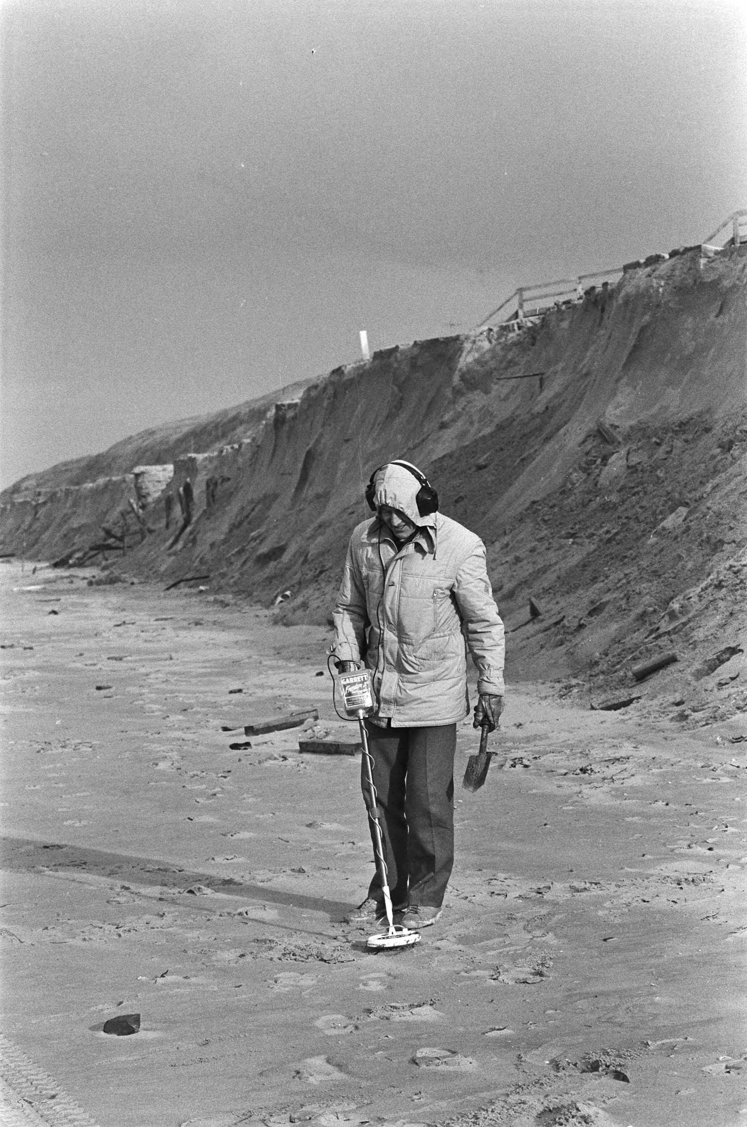 Fotocollectie Anefo — Weggeslagen duinstrand bij Bloemendaal. Man zoekt met metaaldetector — Foto: Molendijk, Bart / Anefo. Licentie: Set B: Rechtenvrij / Publiek Domein. Bron: Nationaal Archief. http://hdl.handle.net/10648/ad4ebbcc-d0b4-102d-bcf8-003048976d84
