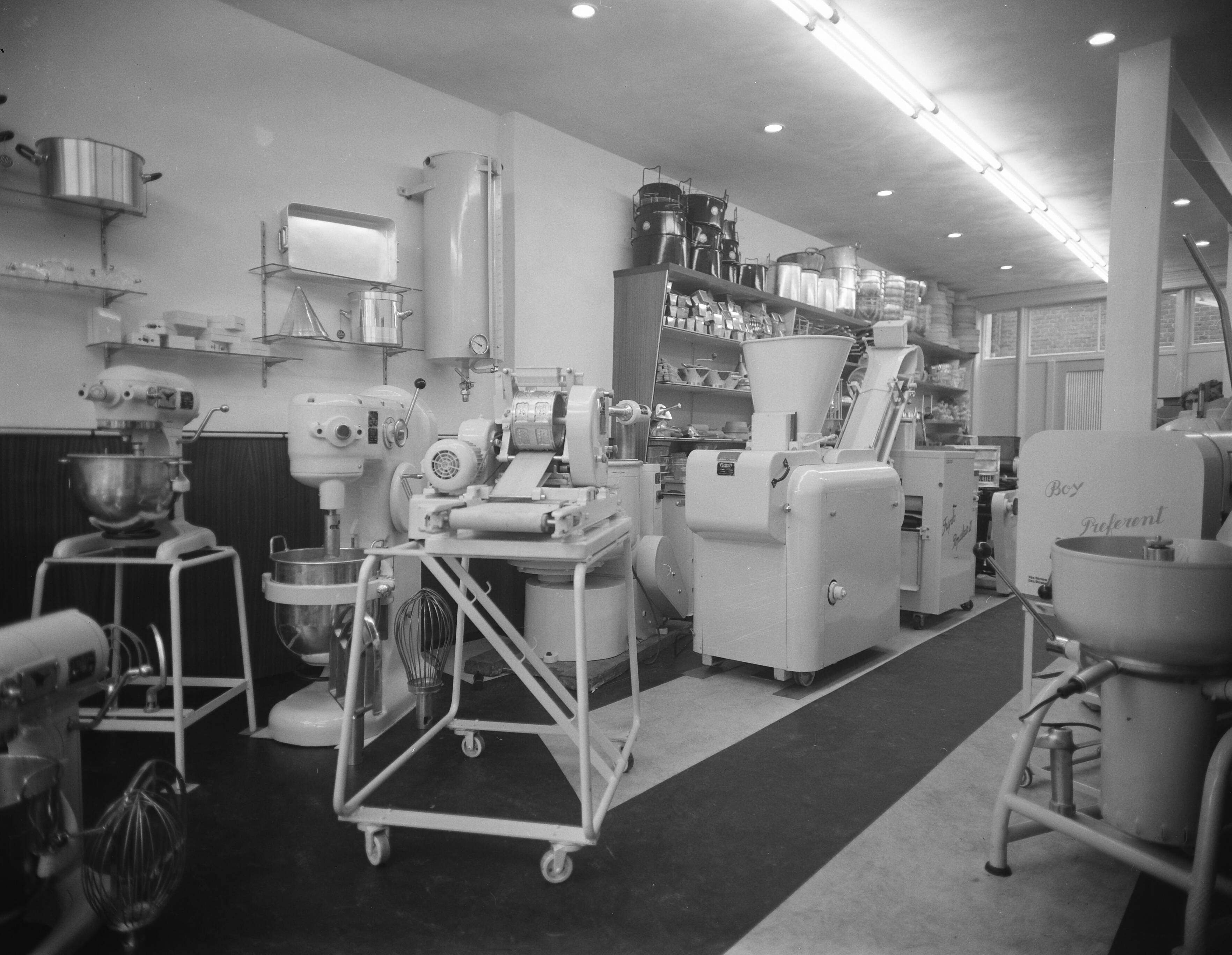 Fotocollectie Anefo — Opdracht Fa. Koning te Haarlem — Foto: Pot, Harry / Anefo. Licentie: Set B: Rechtenvrij / Publiek Domein. Bron: Nationaal Archief. http://hdl.handle.net/10648/a96aa46c-d0b4-102d-bcf8-003048976d84