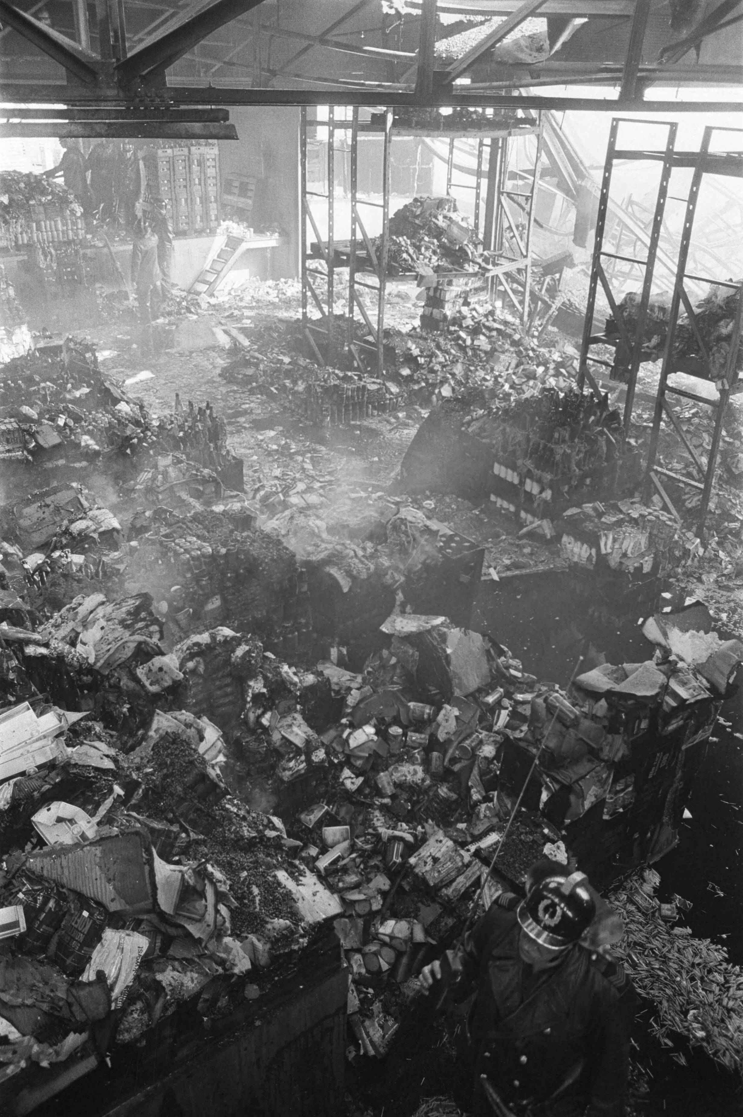 Fotocollectie Anefo — Brand in opslagplaats Simon de Wit , Zaandam — Foto: Verhoeff, Bert / Anefo. Licentie: Set B: Rechtenvrij / Publiek Domein. Bron: Nationaal Archief. http://hdl.handle.net/10648/abcde854-d0b4-102d-bcf8-003048976d84