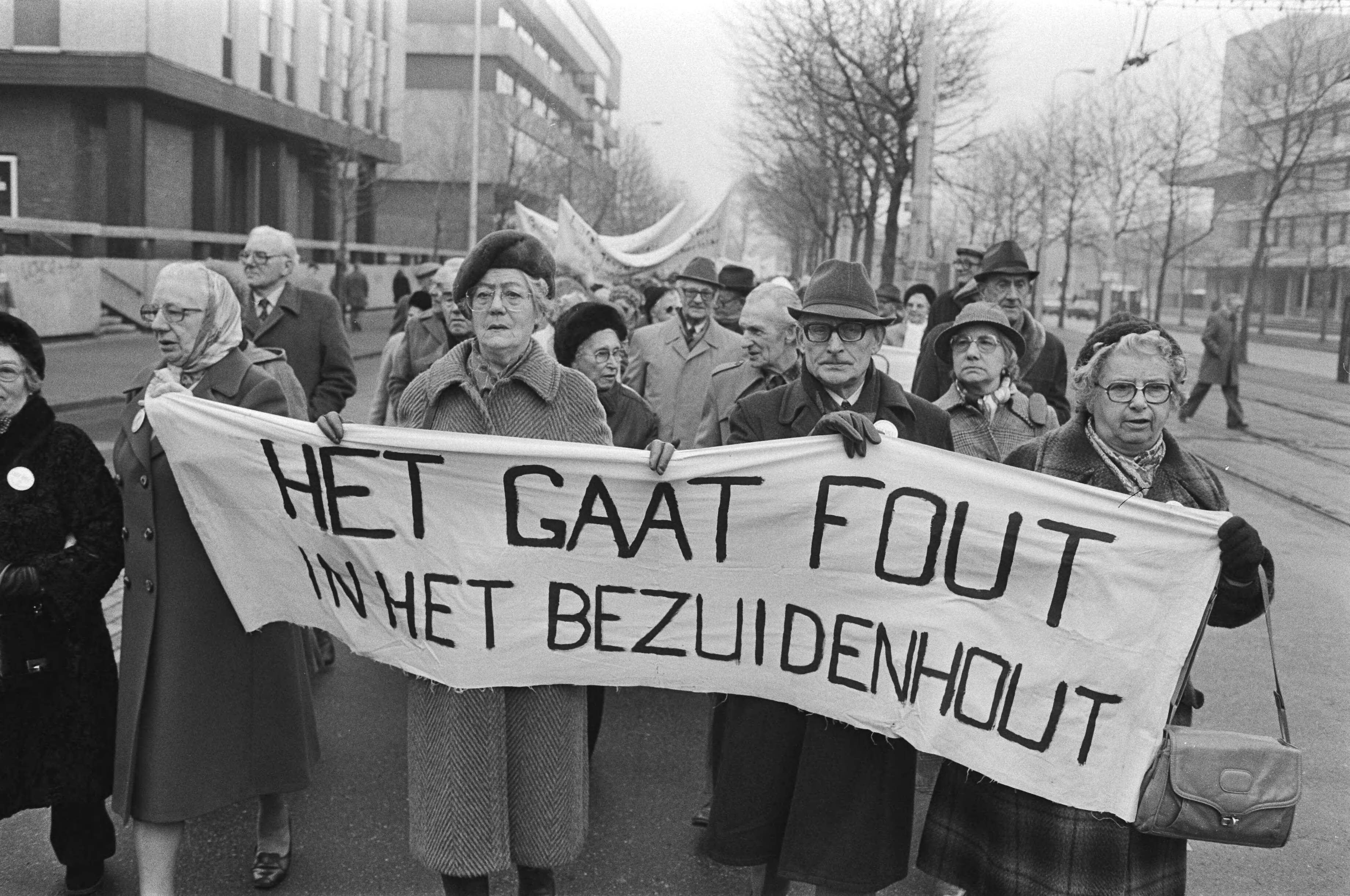 Fotocollectie Anefo — Dem. door 300 ouderen in Den Haag omdat zij vinden dat er een slecht beleid is ten aanzien van ouderen. Demonstranten onderweg — Foto: Antonisse, Marcel / Anefo. Licentie: Set B: Rechtenvrij / Publiek Domein. Bron: Nationaal Archief. http://hdl.handle.net/10648/ad0da9de-d0b4-102d-bcf8-003048976d84
