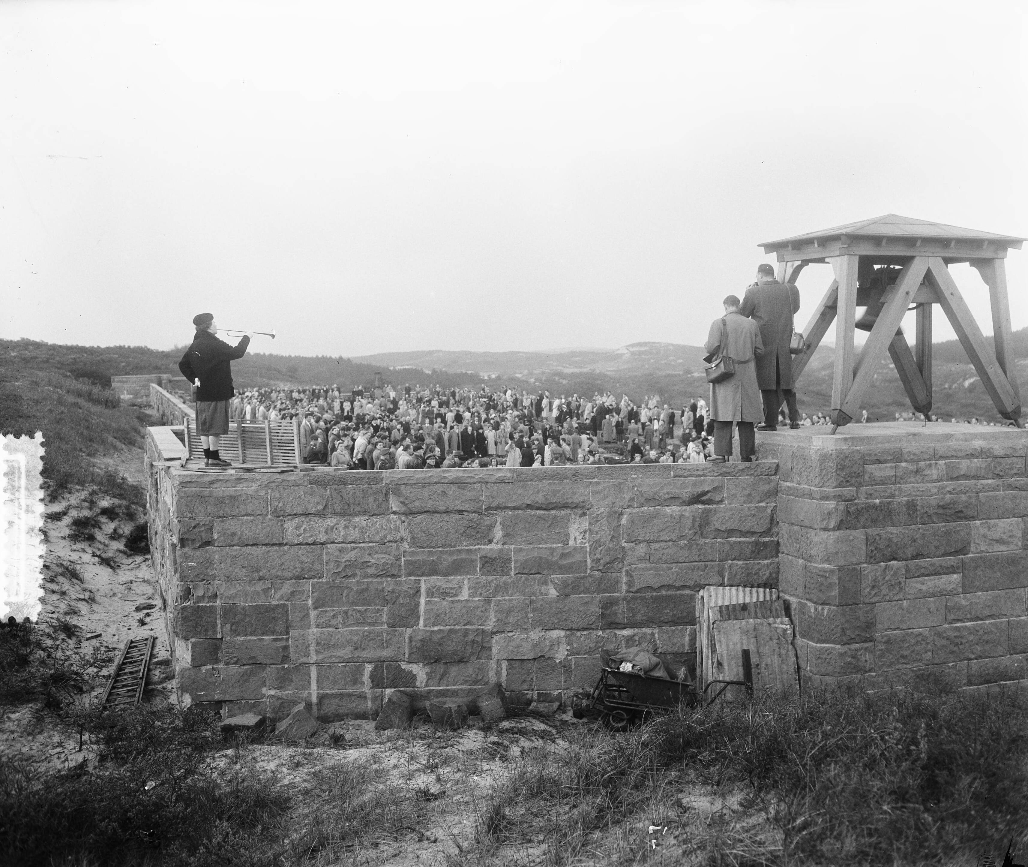 Dodenherdenking. Bloemendaal Stille Tocht — Foto: Pot, Harry / Anefo. — Licentie: Set B: Rechtenvrij / Publiek Domein. Bron: Nationaal Archief. http://hdl.handle.net/10648/a90b7ed8-d0b4-102d-bcf8-003048976d84