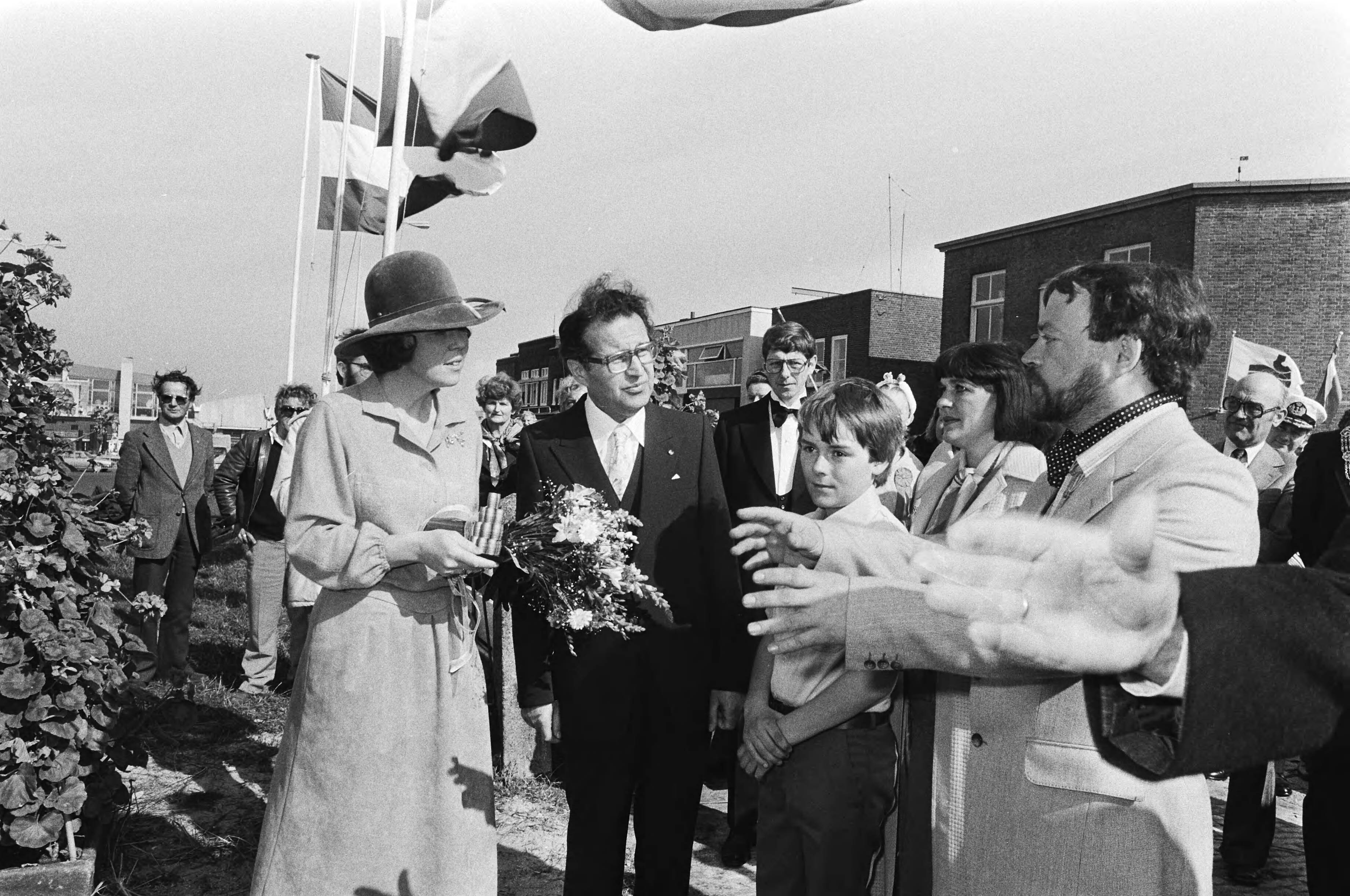 Prinses Beatrix onthult het monument "75 jaar havens" in Scheveningen — Zuid-Holland|Scheveningen|monumenten |havens |prinsessen|Beatrix, prinses — Foto: Suyk, Koen / Anefo. Licentie: Set B: Rechtenvrij / Publiek Domein. Bron: Nationaal Archief. http://hdl.handle.net/10648/acc9c732-d0b4-102d-bcf8-003048976d84
