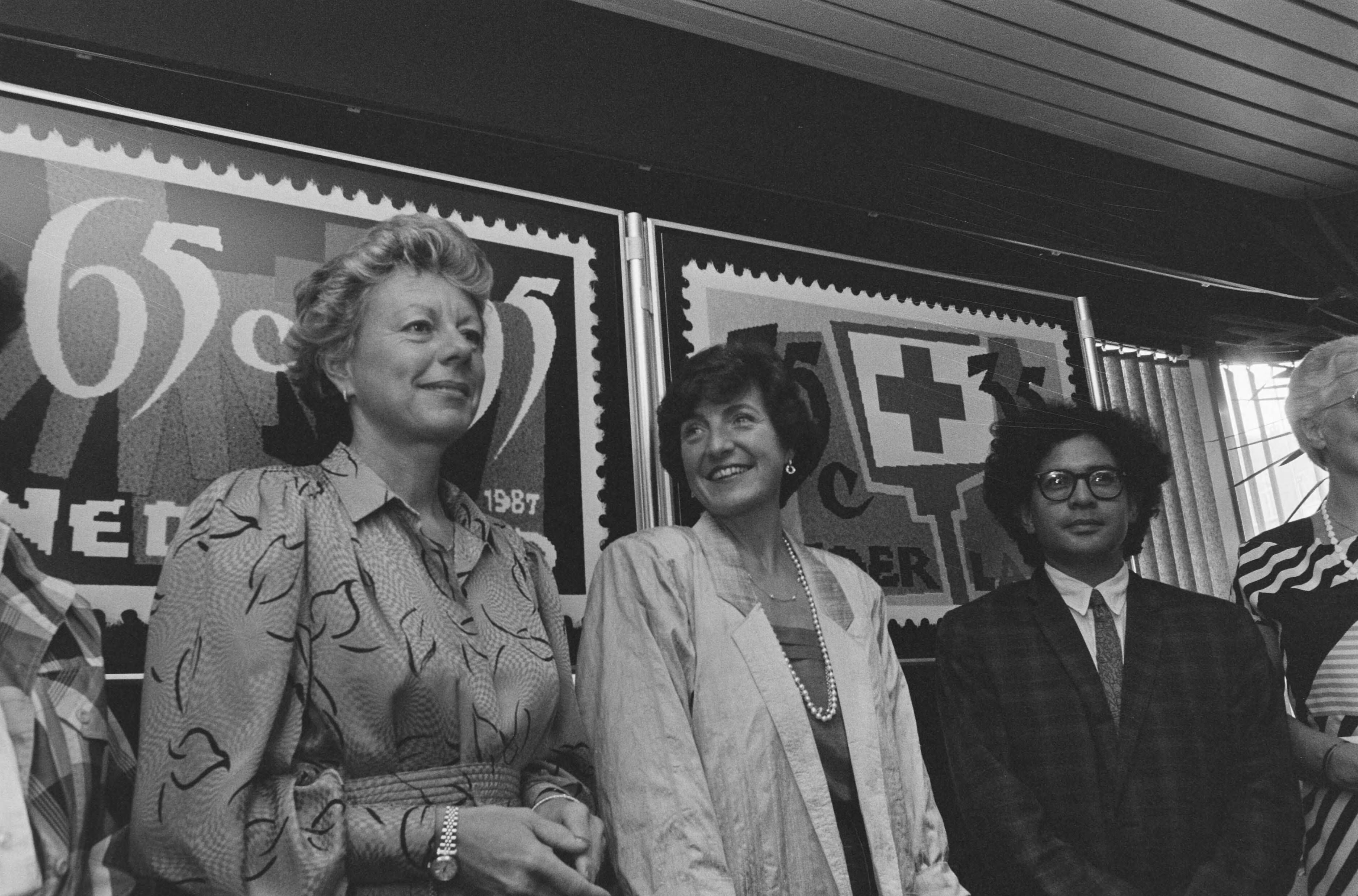 Fotocollectie Anefo — Prinses Margriet bij presentatie Rode Kruispostzegels Den Haag ; Prinses Margriet en minister Smit Kroes bij nieuwe zegels — Foto: Croes, Rob C. / Anefo. Licentie: Set B: Rechtenvrij / Publiek Domein. Bron: Nationaal Archief. http://hdl.handle.net/10648/ad6398da-d0b4-102d-bcf8-003048976d84