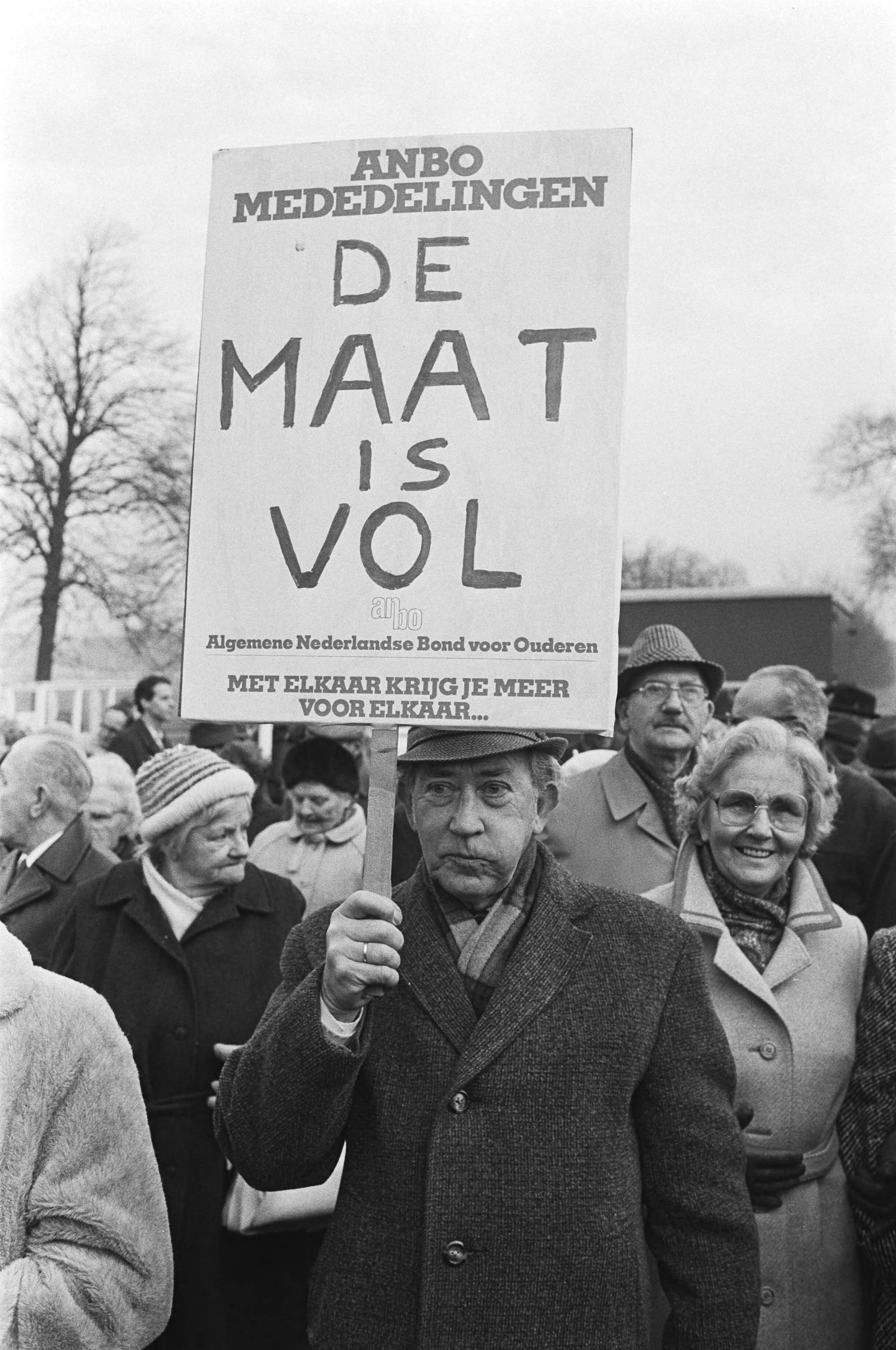 Fotocollectie Anefo — Dem. door 300 ouderen in Den Haag omdat zij vinden dat er een slecht beleid is tav ouderen. Demonstranten onderweg — Foto: Antonisse, Marcel / Anefo. Licentie: Set B: Rechtenvrij / Publiek Domein. Bron: Nationaal Archief. http://hdl.handle.net/10648/ad0da89e-d0b4-102d-bcf8-003048976d84