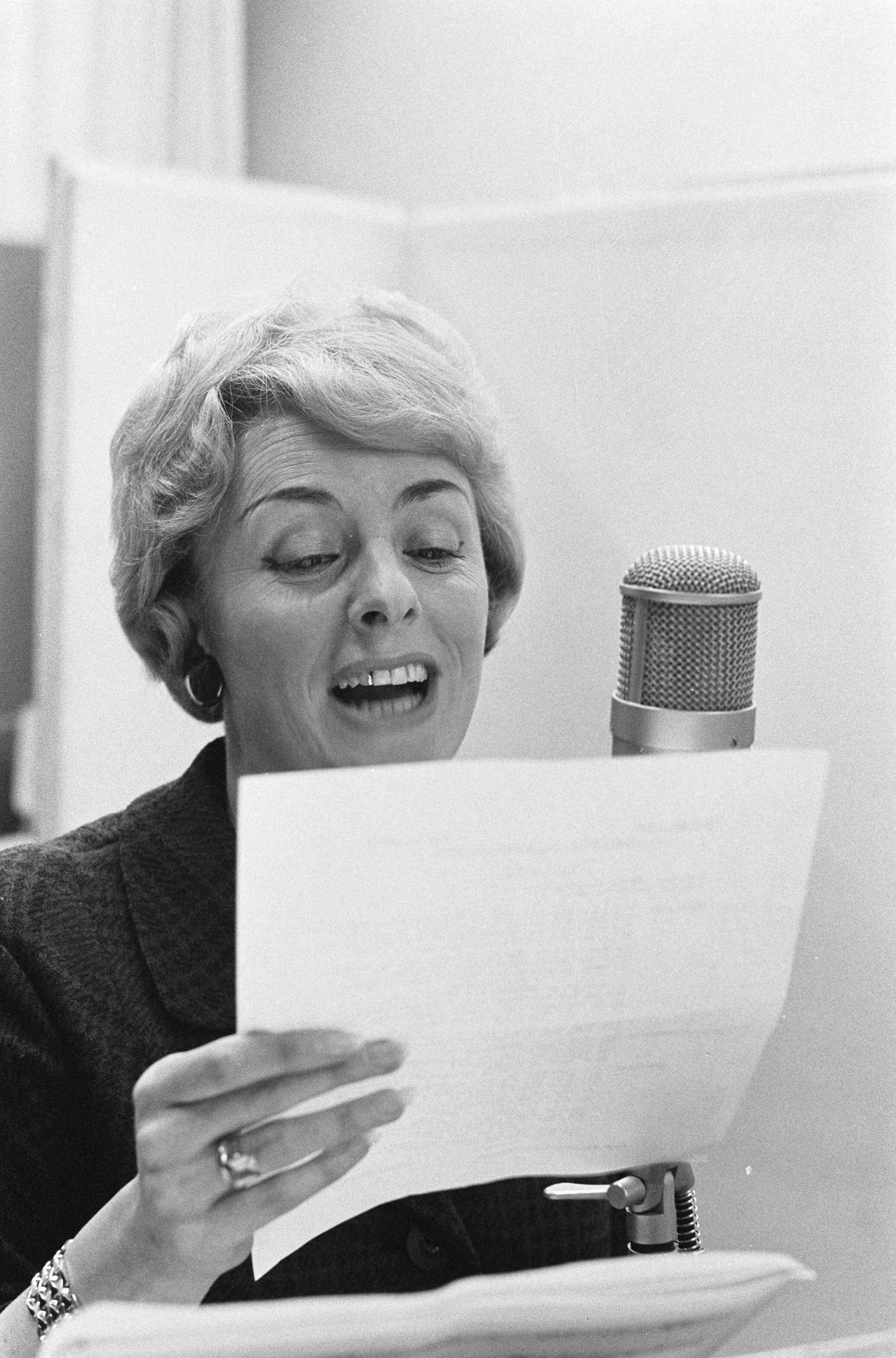 Fotocollectie Anefo — Annie Palmen heeft in de Phonogramstudio te Hilversum het uitgekozen Eurovisie Songfestivalliedje opgenomen — Foto: Gelderen, Hugo van / Anefo. Licentie: Set B: Rechtenvrij / Publiek Domein. Bron: Nationaal Archief. http://hdl.handle.net/10648/aa289f30-d0b4-102d-bcf8-003048976d84