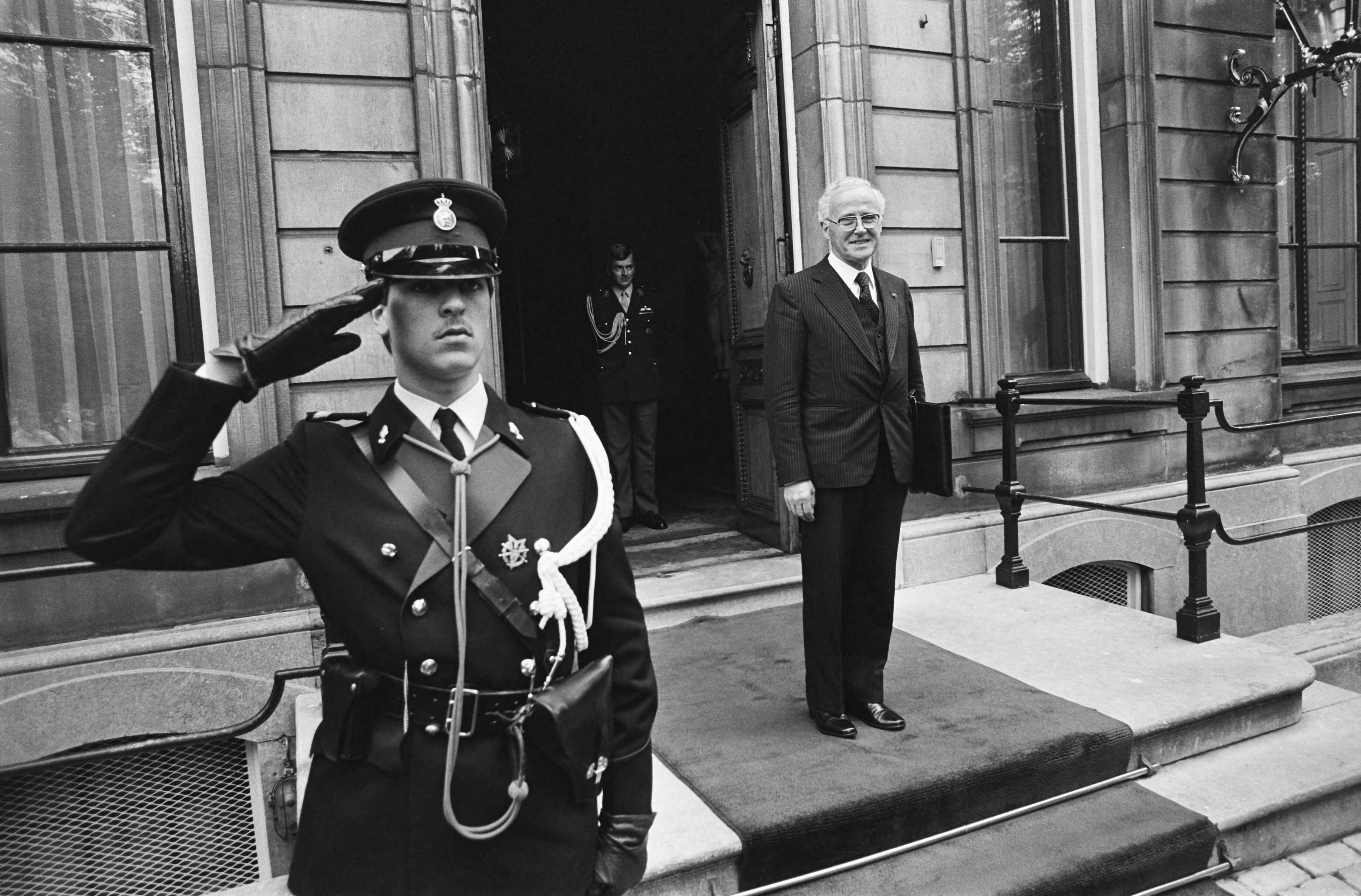Fotocollectie Anefo — Ontvangst op Paleis Lange Voorhout in Den Haag i.v.m. kabinetsformatie door Beatrix; Thurlings, voorzitter Eerste Kamer bij Paleis Lange Voorhout — Foto: Antonisse, Marcel / Anefo. Licentie: Set B: Rechtenvrij / Publiek Domein. Bron: Nationaal Archief. http://hdl.handle.net/10648/acfcf058-d0b4-102d-bcf8-003048976d84