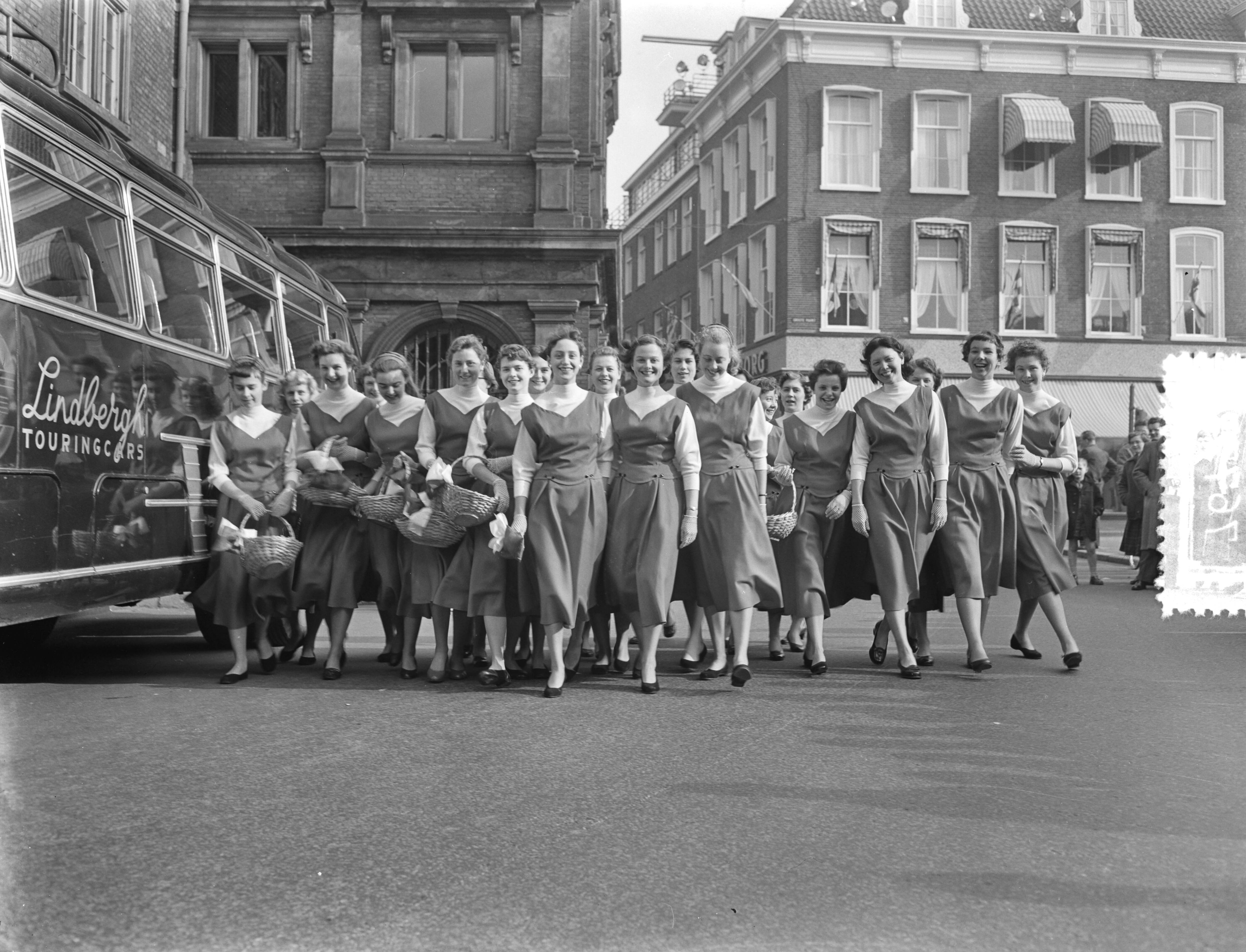 Fotocollectie Anefo — Vertrek bloemenmeisjes uit Haarlem naar Duitsland — Foto: Pot, Harry / Anefo. Licentie: Set B: Rechtenvrij / Publiek Domein. Bron: Nationaal Archief. http://hdl.handle.net/10648/a945716a-d0b4-102d-bcf8-003048976d84