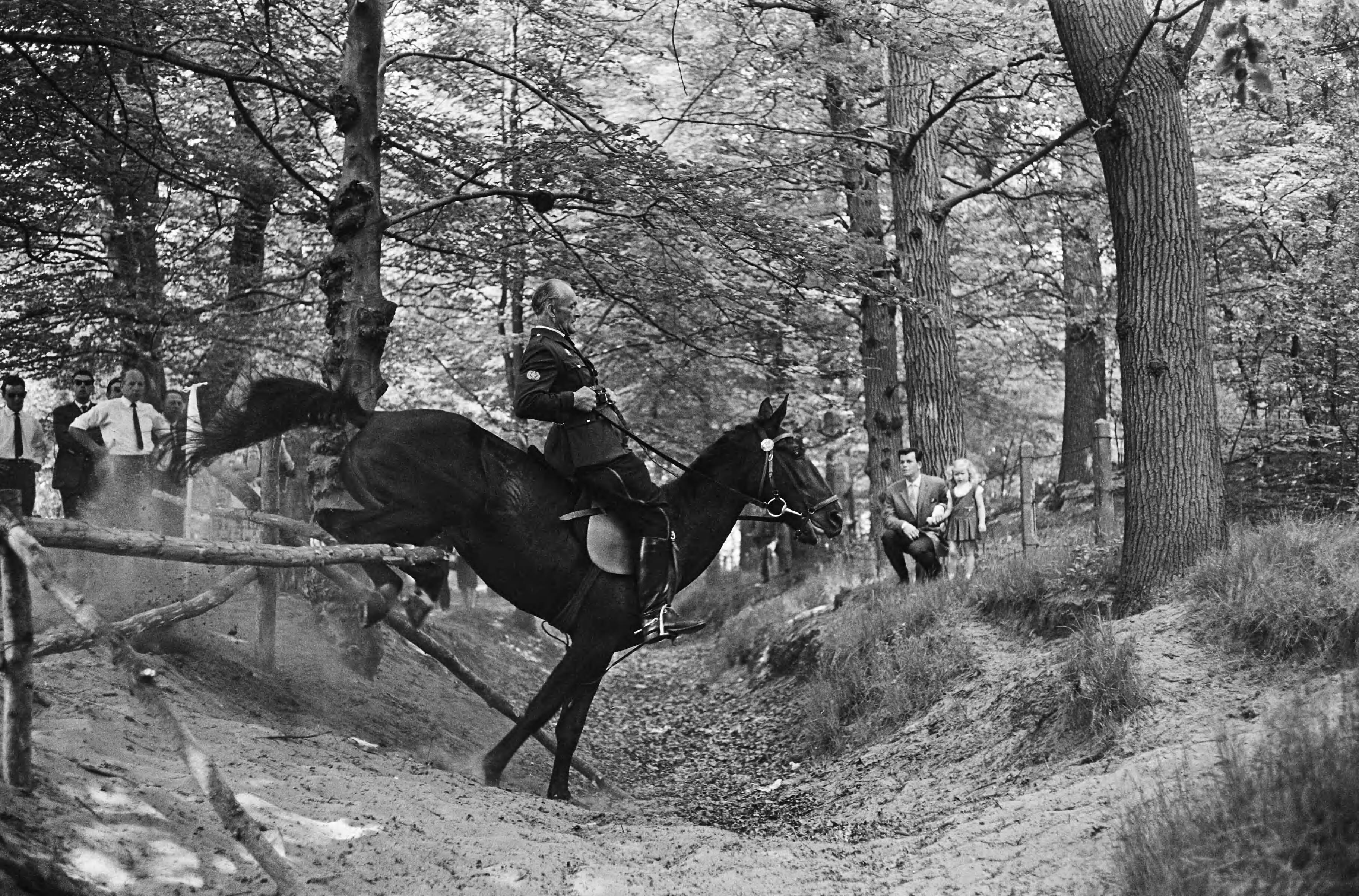 Fotocollectie Anefo — 50 jaar bestaan bereden brigade Haagse politie, deelnemers tijdens nemen hindernis tijdens cross country op Duinzigt Den Haag — Foto: Pot, Harry / Anefo. Licentie: Set B: Rechtenvrij / Publiek Domein. Bron: Nationaal Archief. http://hdl.handle.net/10648/aa6b1af4-d0b4-102d-bcf8-003048976d84