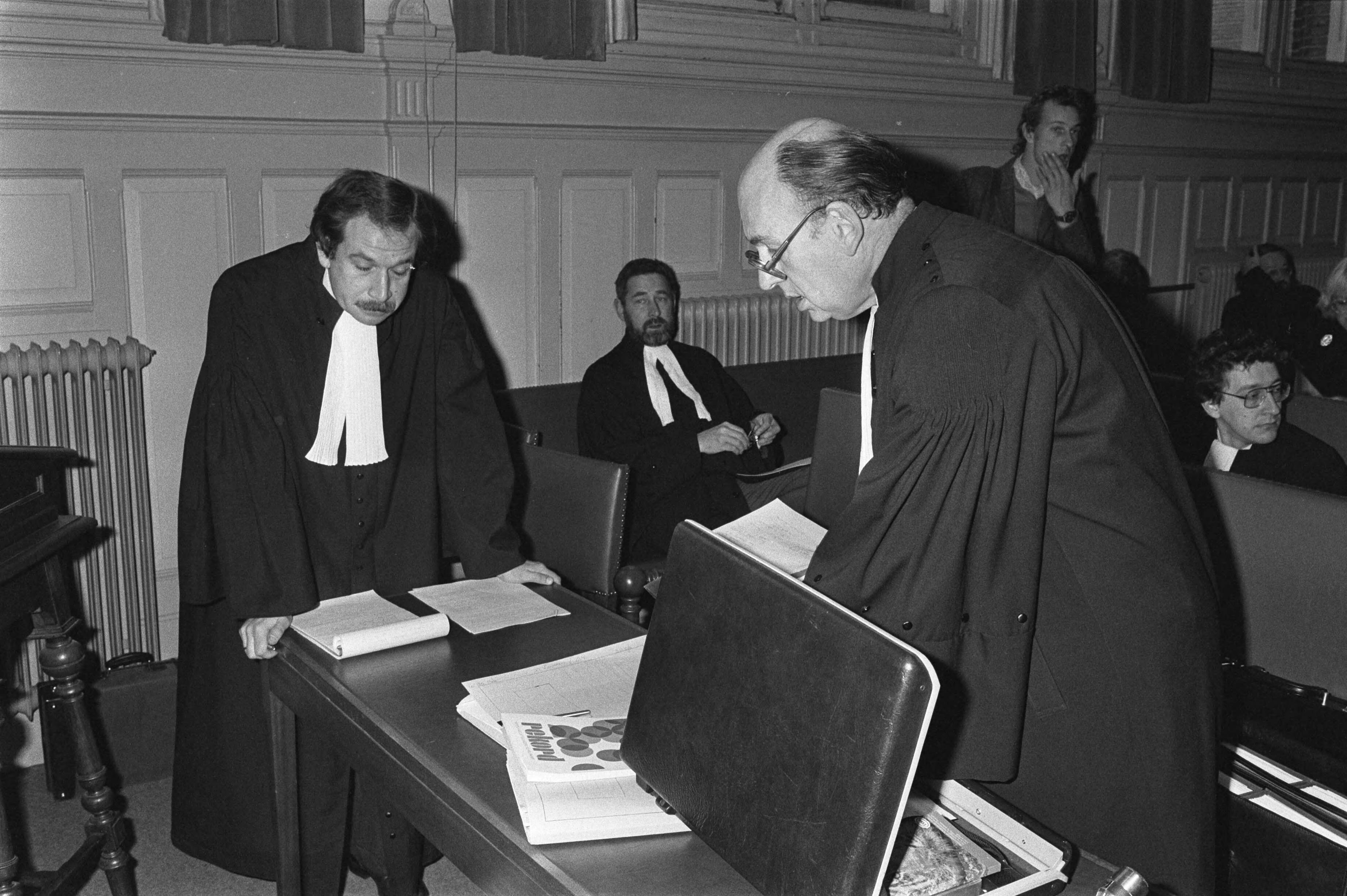 Proces tegen afvalverwerkingsbedrijf Uniser voor de Rechtbank in Breda begonnen — Advocaat (van de voormalige Uniser-directeur B.G.) mr. R. Stokman (links) en advocaat mr. H. Kuyper (van directielid M.S.) — Foto: Antonisse, Marcel / Anefo. Licentie: Set B: Rechtenvrij / Publiek Domein. Bron: Nationaal Archief. http://hdl.handle.net/10648/ad09e646-d0b4-102d-bcf8-003048976d84