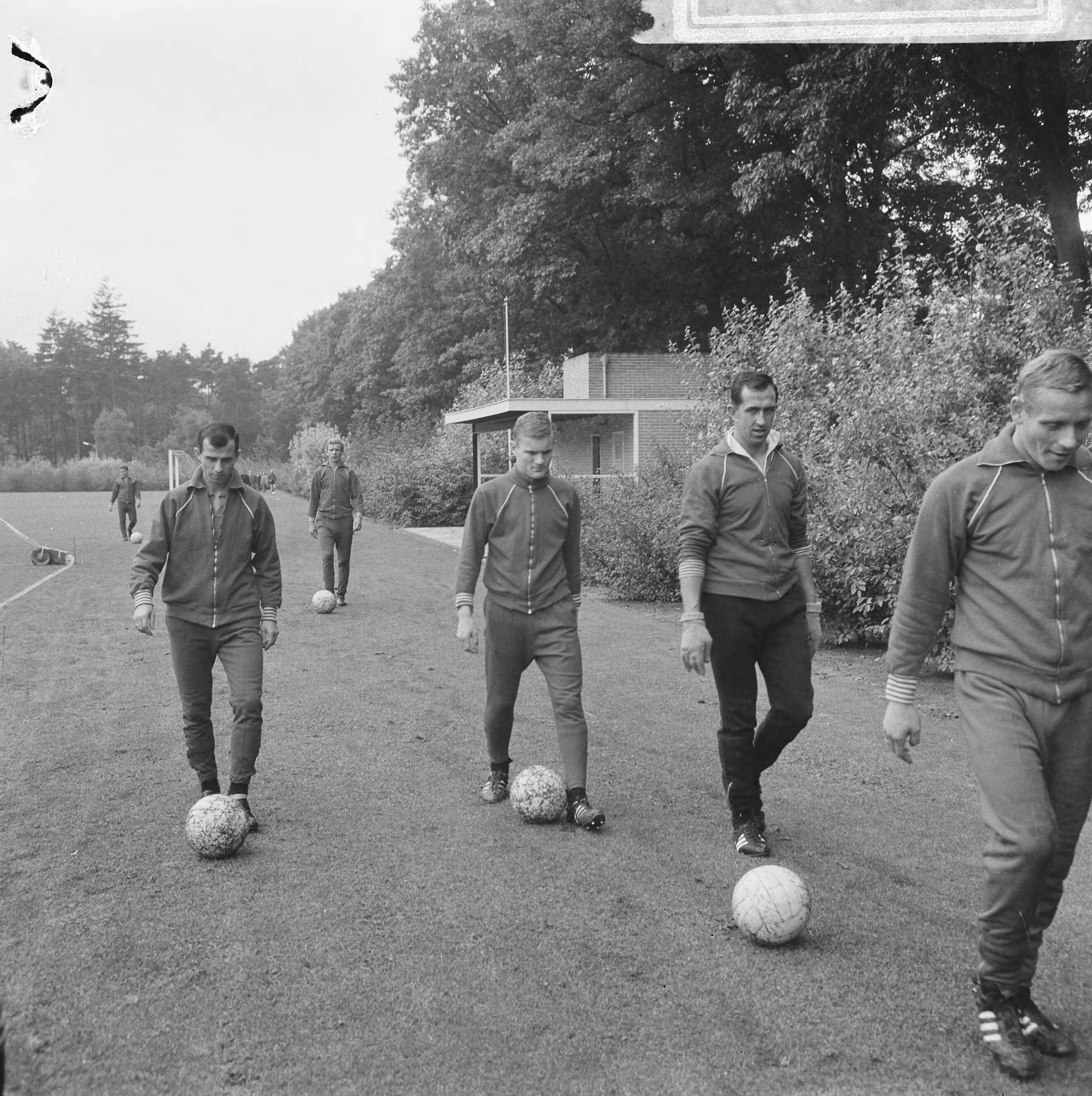 Fotocollectie Anefo — Voetbal. Training Feijenoord op het KNVB Sportcentrum te Zeist, v.l.n.r. Moulijn, Kraay, Venneker, Pieters Graafland en Fransen met bal aan de voet — Foto: Nijs, Jac. de / Anefo. Licentie: Set B: Rechtenvrij / Publiek Domein. Bron: Nationaal Archief. http://hdl.handle.net/10648/aabf13b6-d0b4-102d-bcf8-003048976d84