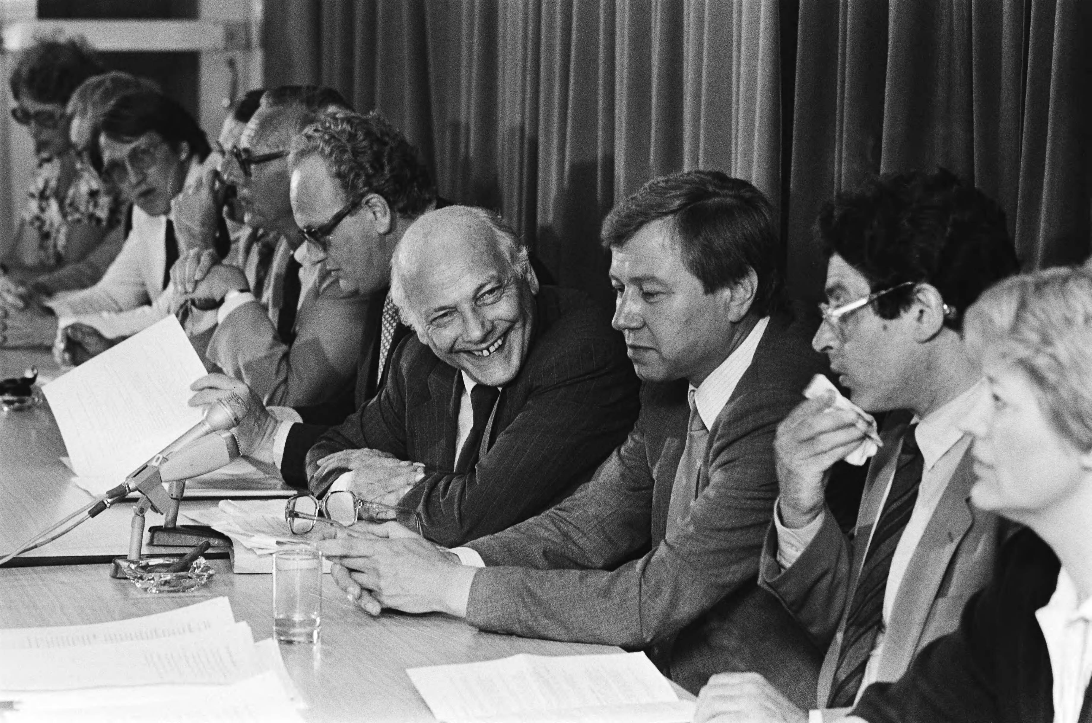 Fotocollectie Anefo — Persconferentie afgetreden PvdA-ministers in Den Haag — Foto: Bogaerts, Rob / Anefo. Licentie: Set B: Rechtenvrij / Publiek Domein. Bron: Nationaal Archief. http://hdl.handle.net/10648/ad18d296-d0b4-102d-bcf8-003048976d84