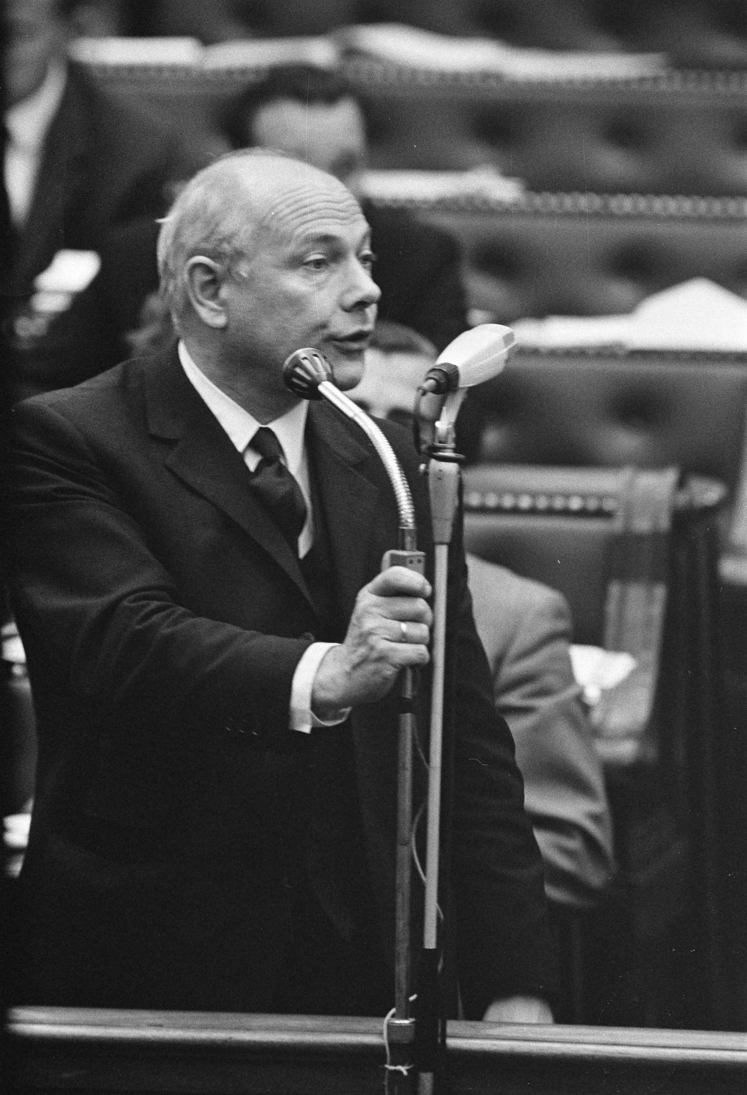 Fotocollectie Anefo — Tweede Kamer , regering antwoordt na de eerste ronde debatten van de partijen. Nummer 16 Minister Witteveen nummer 17 Den Uyl — Foto: Koch, Eric / Anefo. Licentie: Set B: Rechtenvrij / Publiek Domein. Bron: Nationaal Archief. http://hdl.handle.net/10648/ab7d76c6-d0b4-102d-bcf8-003048976d84