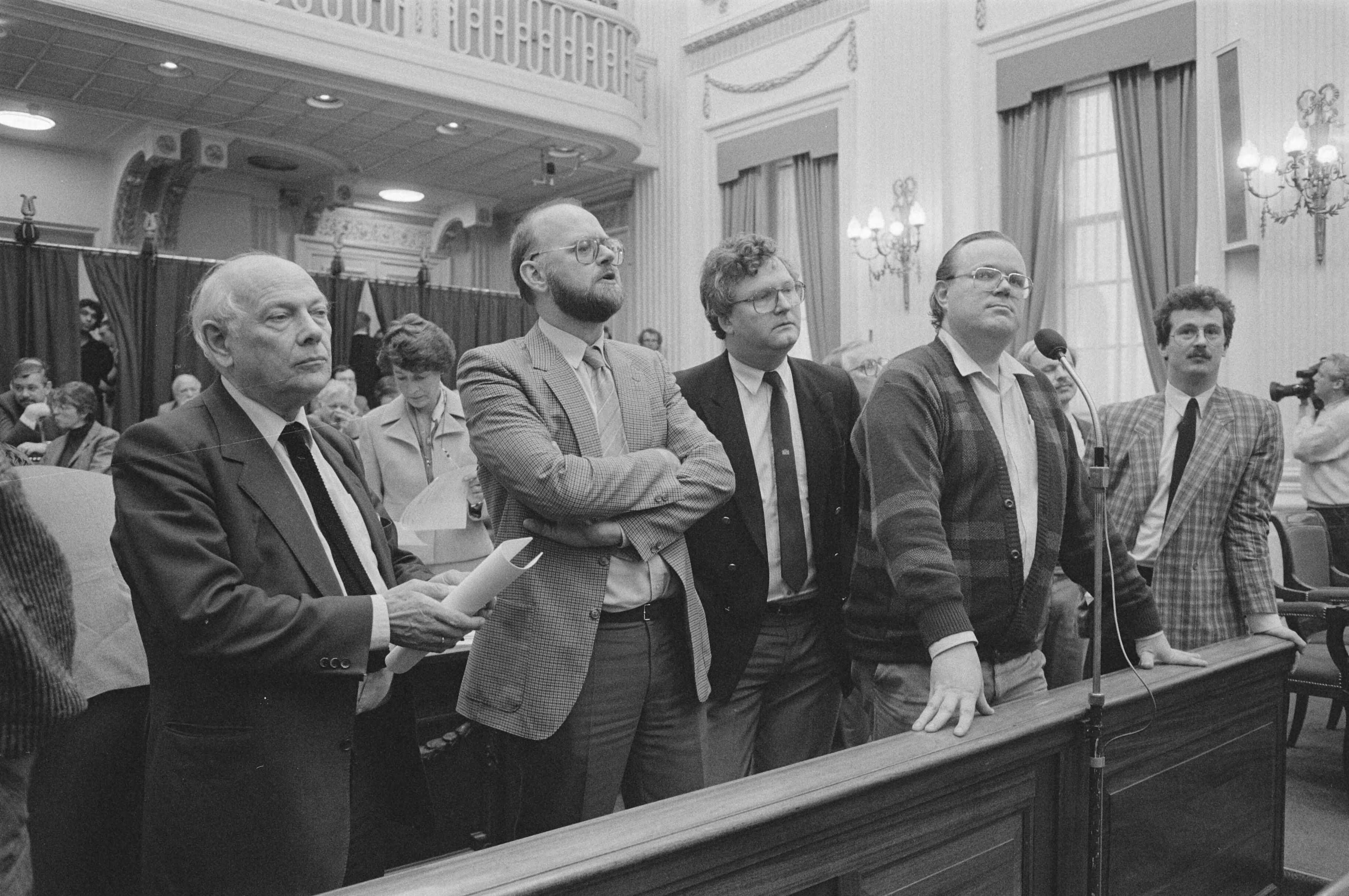 Tweede Kamer — v.l.n.r. den Uyl , Buurmeijer, Vos en Castricum — Foto: Croes, Rob C. / Anefo. Licentie: Set B: Rechtenvrij / Publiek Domein. Bron: Nationaal Archief. http://hdl.handle.net/10648/ad51d082-d0b4-102d-bcf8-003048976d84
