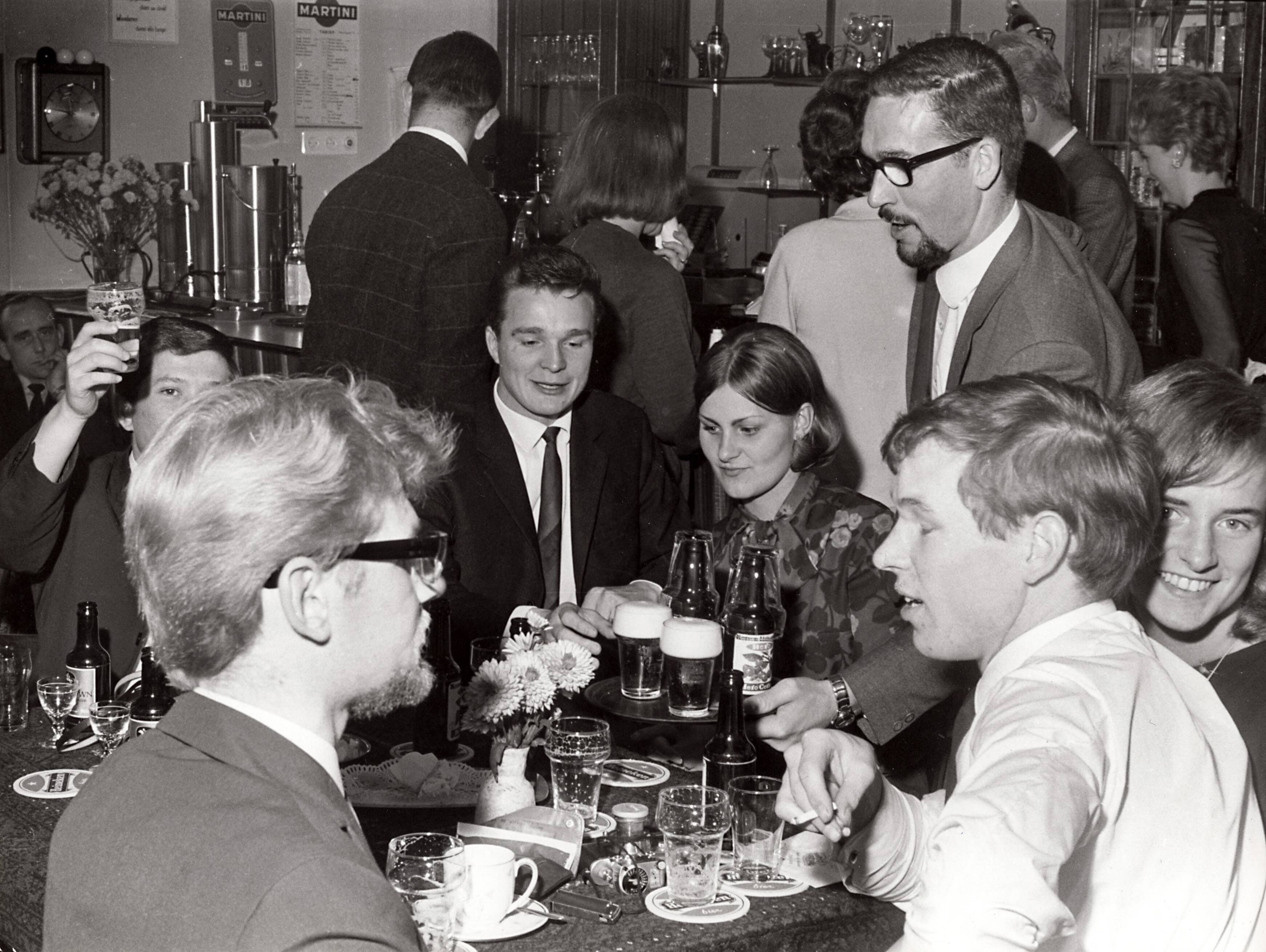 Sportactiviteiten personeel Drukkerij N.V. De Spaarnestad / Voetbal, o.a. F.C. Panorama — [Serie bedrijfsvoetbal Spaarnestad] H.D.J - Bruna voetballen oct '65 [na afloop van de wedstrijd in de kantine] — Foto: Essenberg, Hans / Spaarnestad / Spaarnestad Photo (05887). Licentie: Set B: Rechtenvrij / Publiek Domein. Bron: Nationaal Archief. http://hdl.handle.net/10648/35429da6-3f46-a382-e063-6df0900a6686
