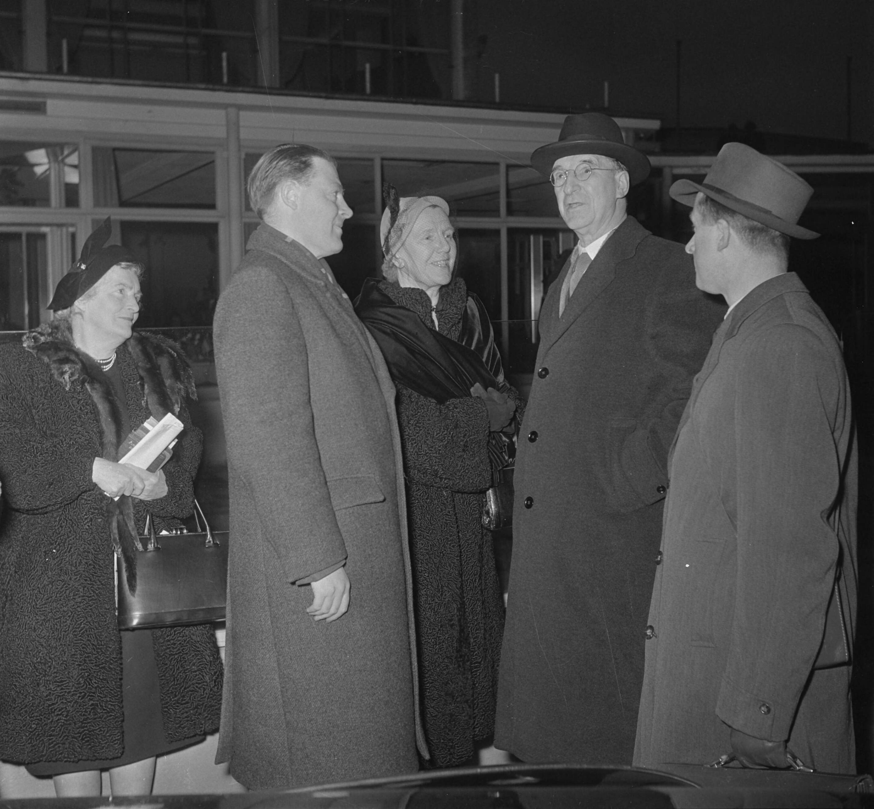 Fotocollectie Anefo — Vertrek Ierse minister-president dr. Eamon de Valera na oogoperatie door professor dr, G.H.N. Weve te Utrecht. In het midden de Ierse gezante mevr. Josephine MacNeill en haar echtgenoot. Links mevr. De Valera — Foto: Noske, J.D. / Anefo. Licentie: Set B: Rechtenvrij / Publiek Domein. Bron: Nationaal Archief. http://hdl.handle.net/10648/a9047354-d0b4-102d-bcf8-003048976d84