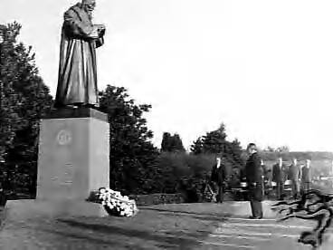 Fotocollectie Anefo — Onthulling standbeeld van Jan Amos Comenius te Naarden door de Tsjechische gezant Victor Sandor — Foto: Behrens, Herbert F. / Anefo. Licentie: Set B: Rechtenvrij / Publiek Domein. Bron: Nationaal Archief. http://hdl.handle.net/10648/a96c3a34-d0b4-102d-bcf8-003048976d84