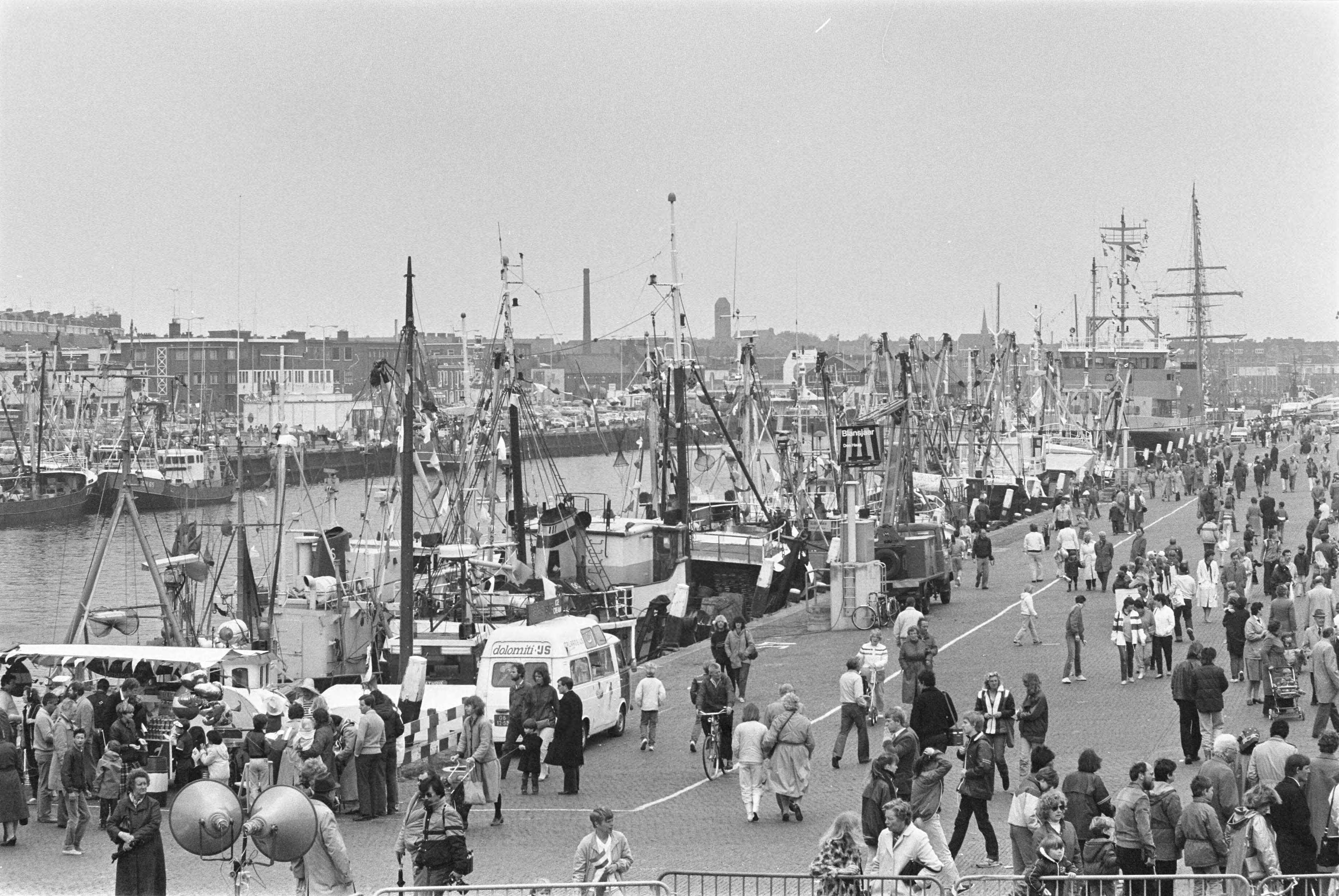 Vlaggetjesdag in Scheveningen 1983 — Haven van Scheveningen met de vissersvloot — Foto: Croes, Rob C. / Anefo. Licentie: Set B: Rechtenvrij / Publiek Domein. Bron: Nationaal Archief. http://hdl.handle.net/10648/ad29e1f8-d0b4-102d-bcf8-003048976d84