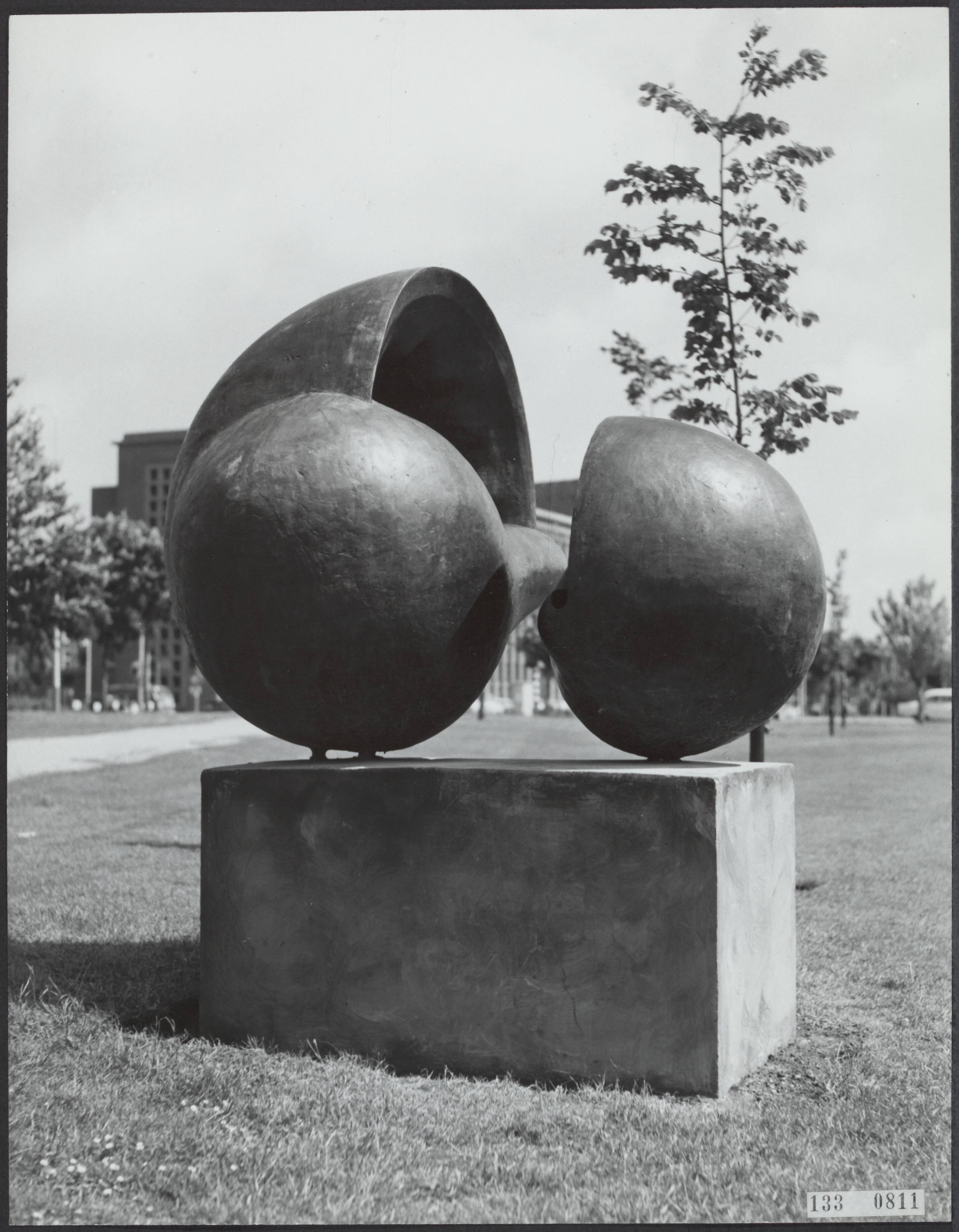 Fotocollectie Rijksvoorlichtingsdienst Eigen — Den Haag. President Kennedylaan: plastiek "Twee schelpen" van Rein Drayer (1899-1986) — Foto: Fotodienst Gemeente Den Haag. Licentie: Set B: Rechtenvrij / Publiek Domein. Bron: Nationaal Archief. http://hdl.handle.net/10648/af5a9c4c-d0b4-102d-bcf8-003048976d84