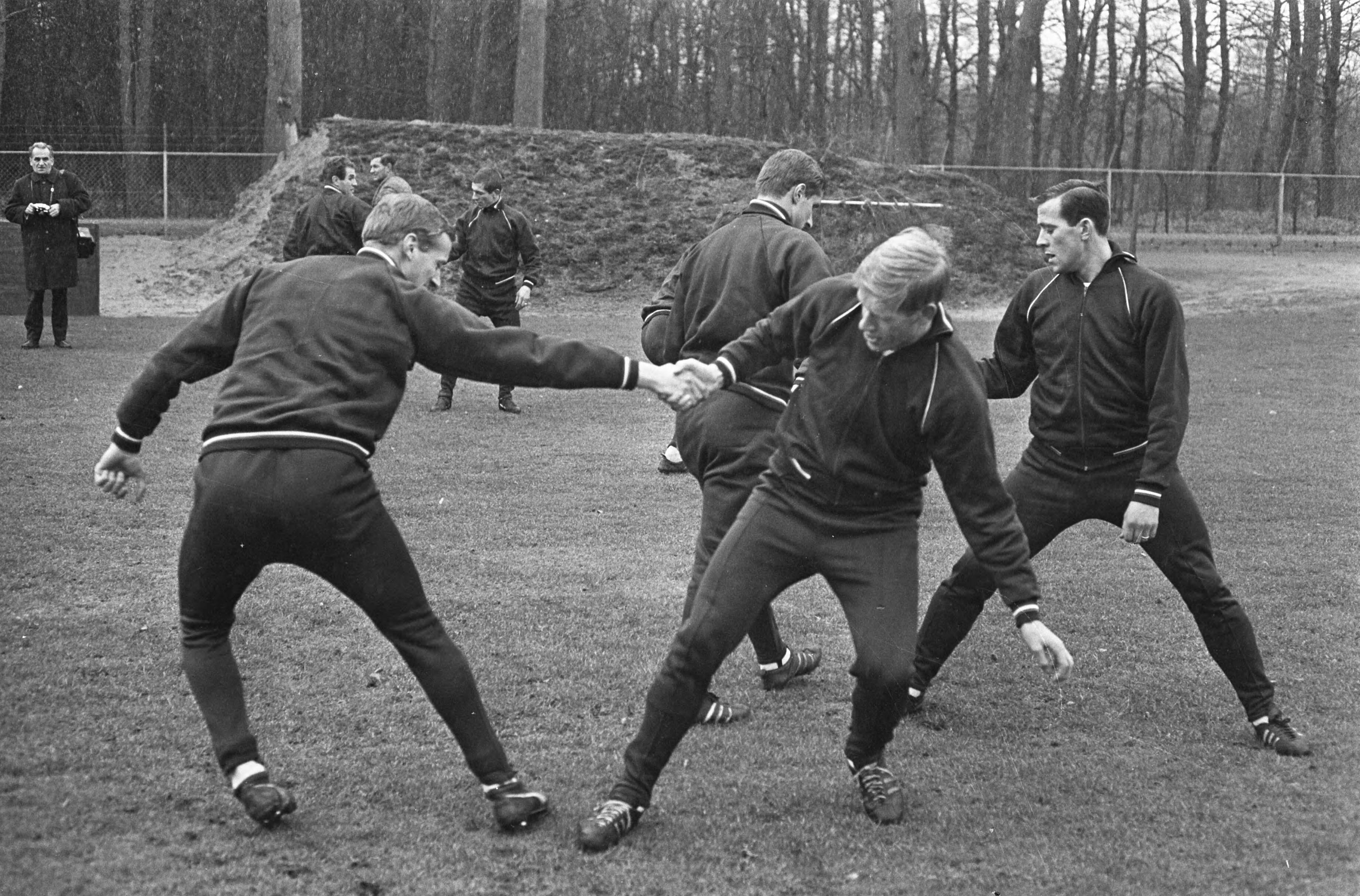 Fotocollectie Anefo — Training Nederlands elftal te Zeist, v.l.n.r. Nuninga, Kemper, Veldhoen, Schrijvers — Foto: Kroon, Ron / Anefo. Licentie: Set B: Rechtenvrij / Publiek Domein. Bron: Nationaal Archief. http://hdl.handle.net/10648/ab0ef084-d0b4-102d-bcf8-003048976d84