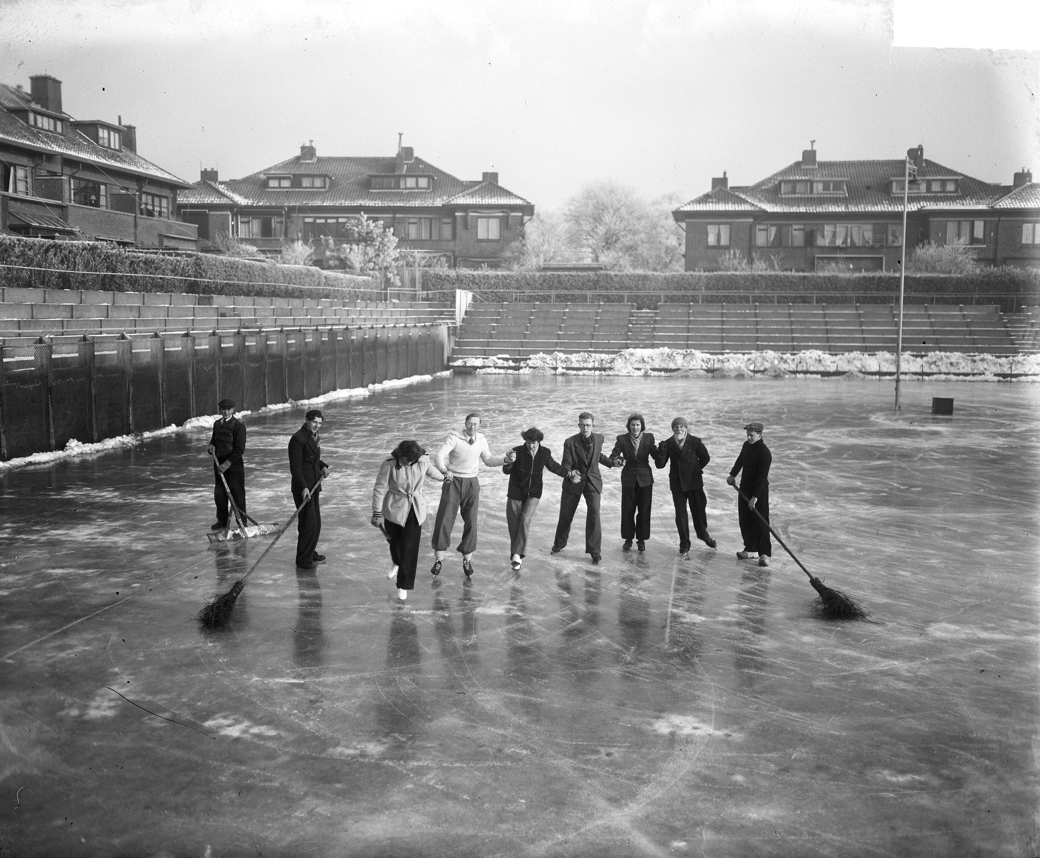 Fotocollectie Anefo — Opening eerste openlucht ijsbaan op de METS tennisbanen te Scheveningen — Foto: Duinen, H. van / Anefo. Licentie: Set B: Rechtenvrij / Publiek Domein. Bron: Nationaal Archief. http://hdl.handle.net/10648/a8e8c582-d0b4-102d-bcf8-003048976d84