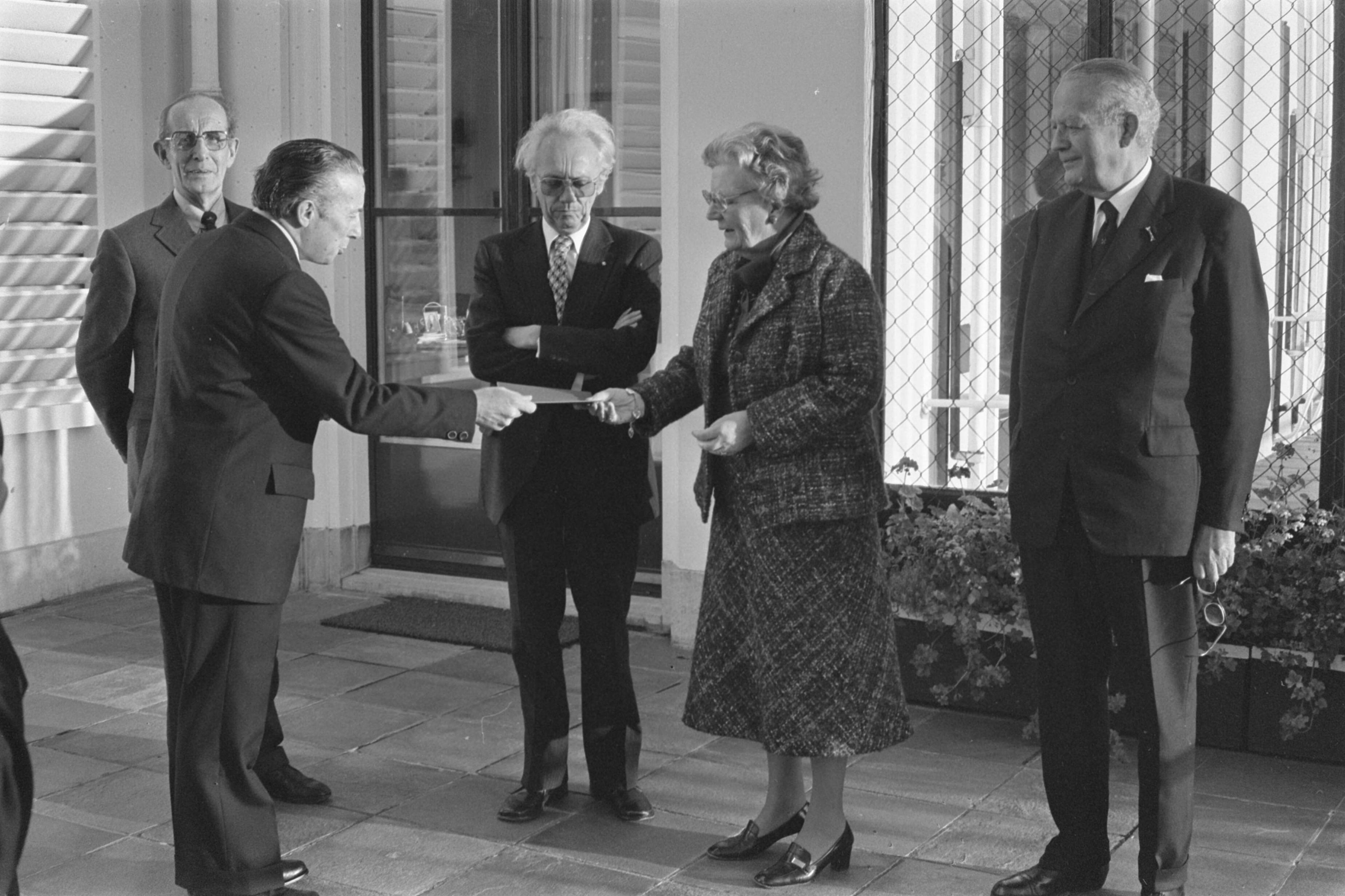 Fotocollectie Anefo — Koningin Juliana ontvangt het dagelijks bestuur van de Stichting Nederlands Kinderhulpplan — Foto: Suyk, Koen / Anefo. Licentie: Set B: Rechtenvrij / Publiek Domein. Bron: Nationaal Archief. http://hdl.handle.net/10648/aca5f294-d0b4-102d-bcf8-003048976d84