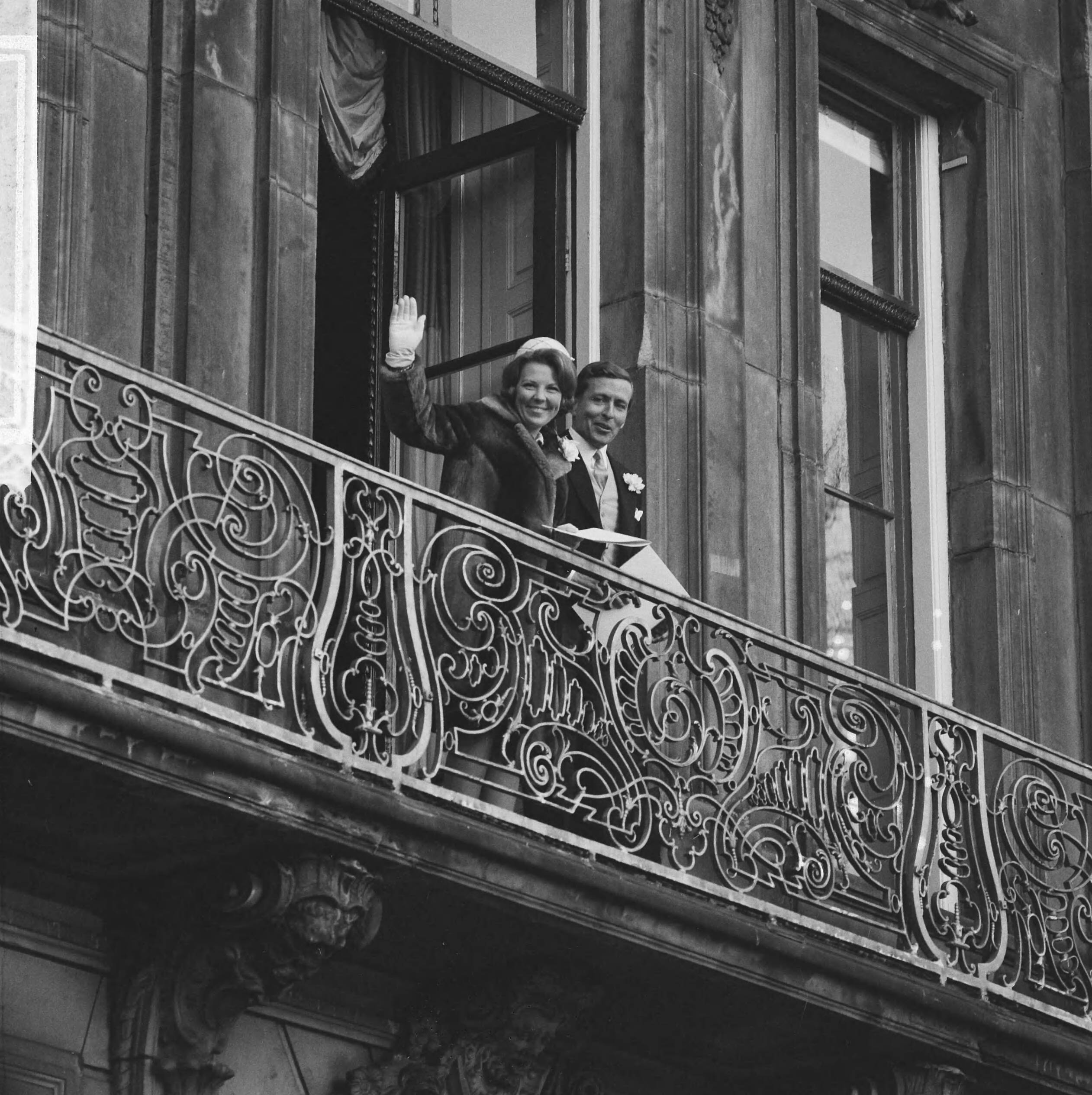 Ondertrouw prinses Beatrix en Claus von Amsberg — Ondertrouw prinses Beatrix en Claus in Baarn — Foto: Combinatie 6 / Anefo. Licentie: Set B: Rechtenvrij / Publiek Domein. Bron: Nationaal Archief. http://hdl.handle.net/10648/aadb19a8-d0b4-102d-bcf8-003048976d84