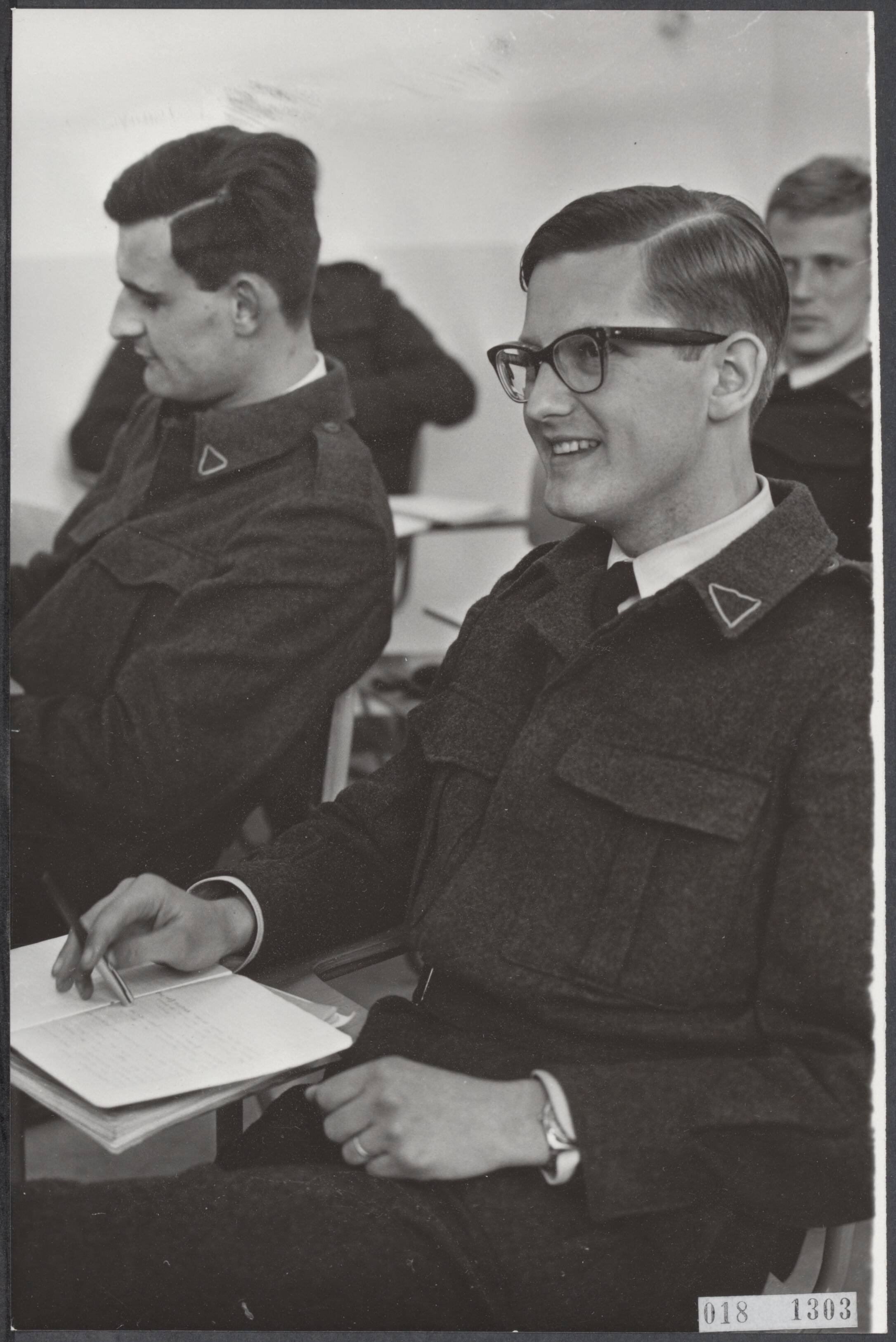 Fotocollectie Elsevier Binnenland — Mr. Pieter van Vollenhoven is bezig met zijn militaire opleiding bij de Luchtmacht in Breda. Dpl. Sld. Van Vollenhoven in de klas — Foto: Koch, Eric / Anefo. Licentie: Set B: Rechtenvrij / Publiek Domein. Bron: Nationaal Archief. http://hdl.handle.net/10648/adc4e752-d0b4-102d-bcf8-003048976d84